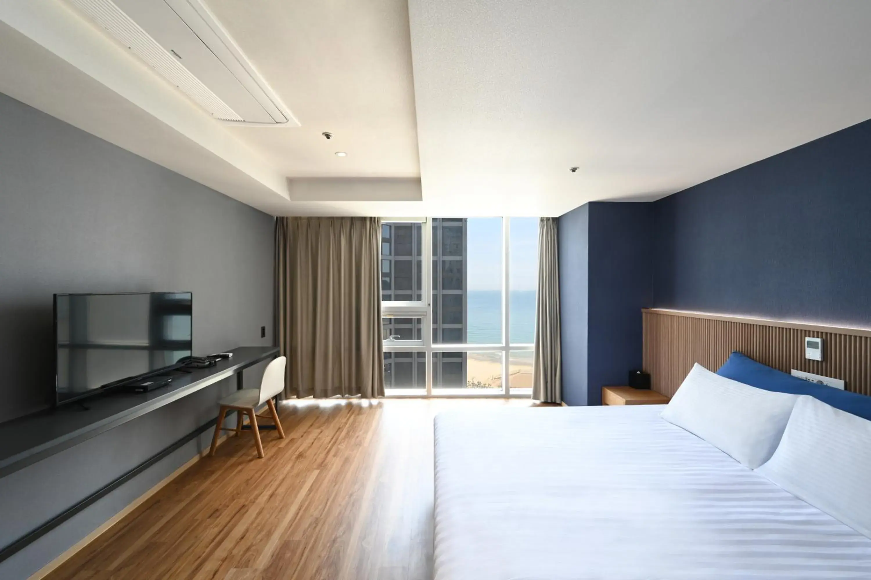 Deluxe Double Room with Half Ocean View in Kolon Seacloud Hotel Deluxe Double Room with Half Ocean View in Kolon Seacloud Hotel
