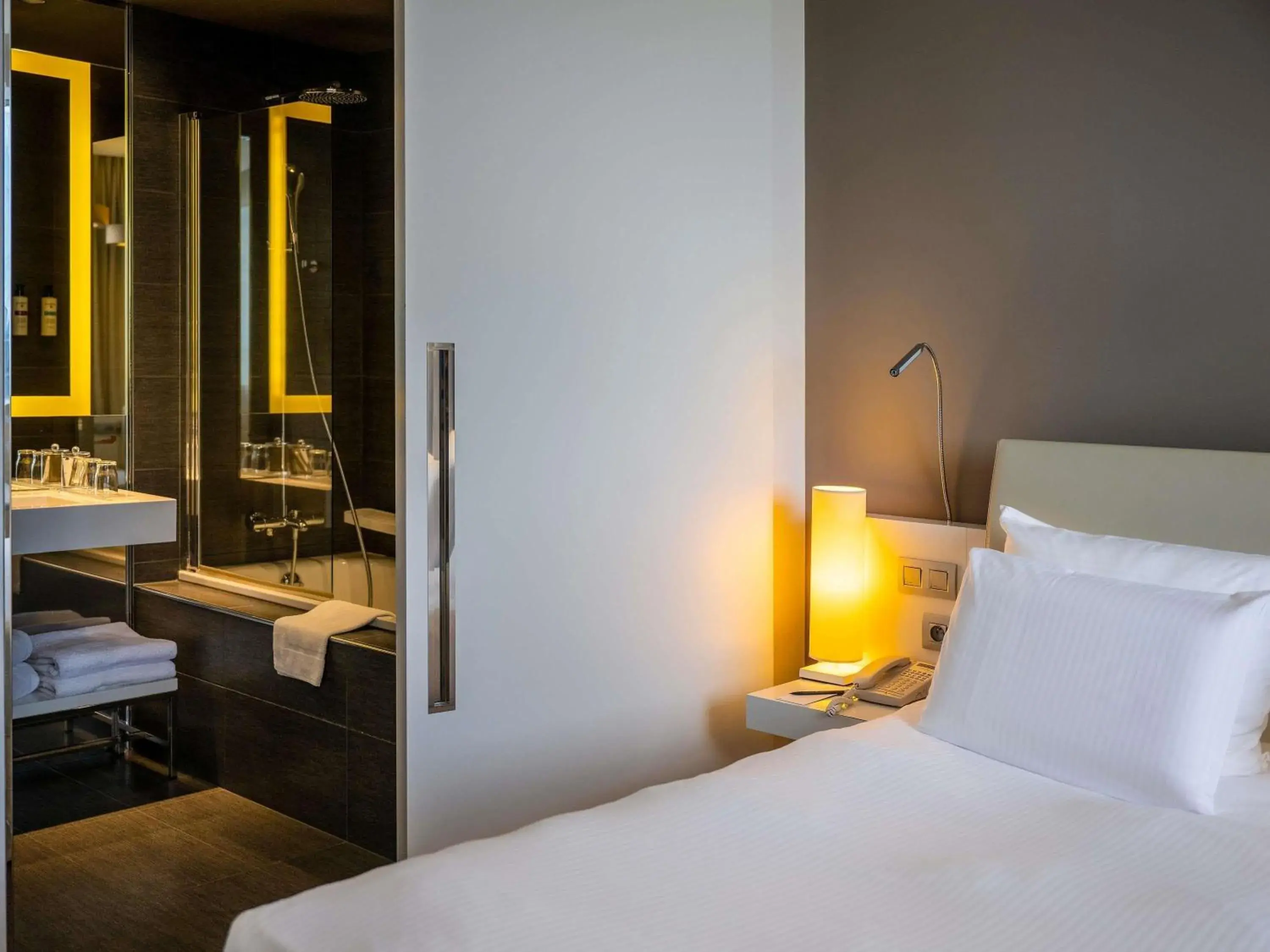 Superior Twin Room with City View in Pullman Brussels Centre Midi Superior Twin Room with City View in Pullman Brussels Centre Midi