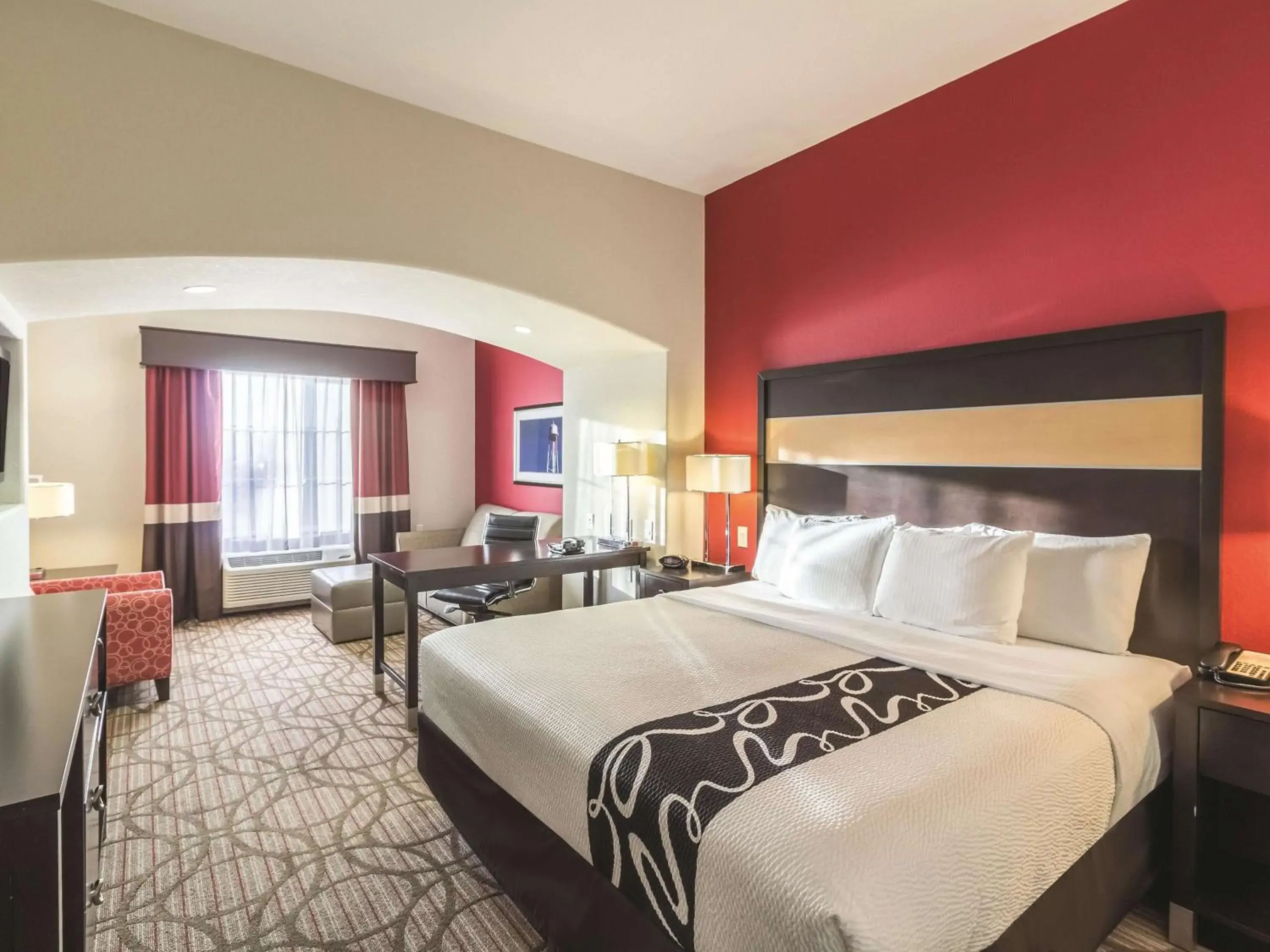 Deluxe King Room with Mobility/Hearing Impaired Access - Non-Smoking in La Quinta by Wyndham Fargo-Medical Center Deluxe King Room with Mobility/Hearing Impaired Access - Non-Smoking in La Quinta by Wyndham Fargo-Medical Center