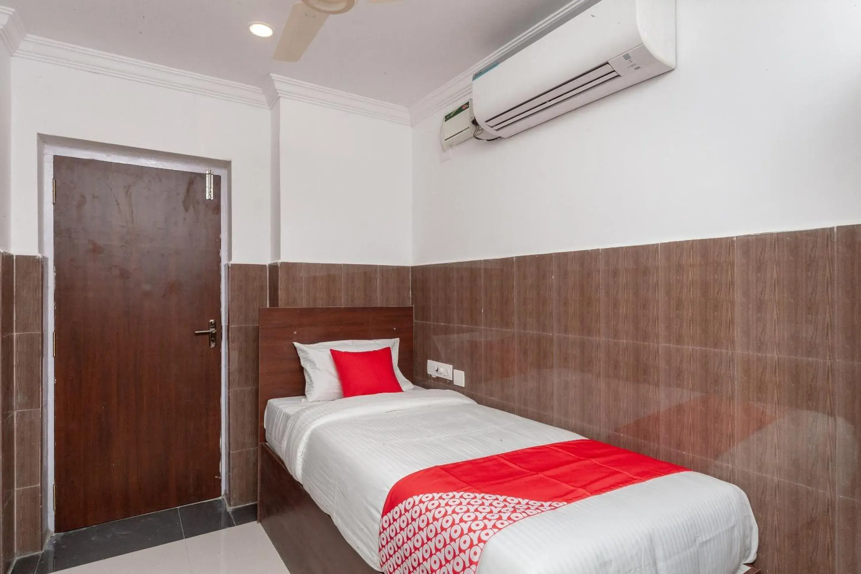 Small Single Room - single occupancy in Capital O Srinivasa Residency Small Single Room - single occupancy in Capital O Srinivasa Residency