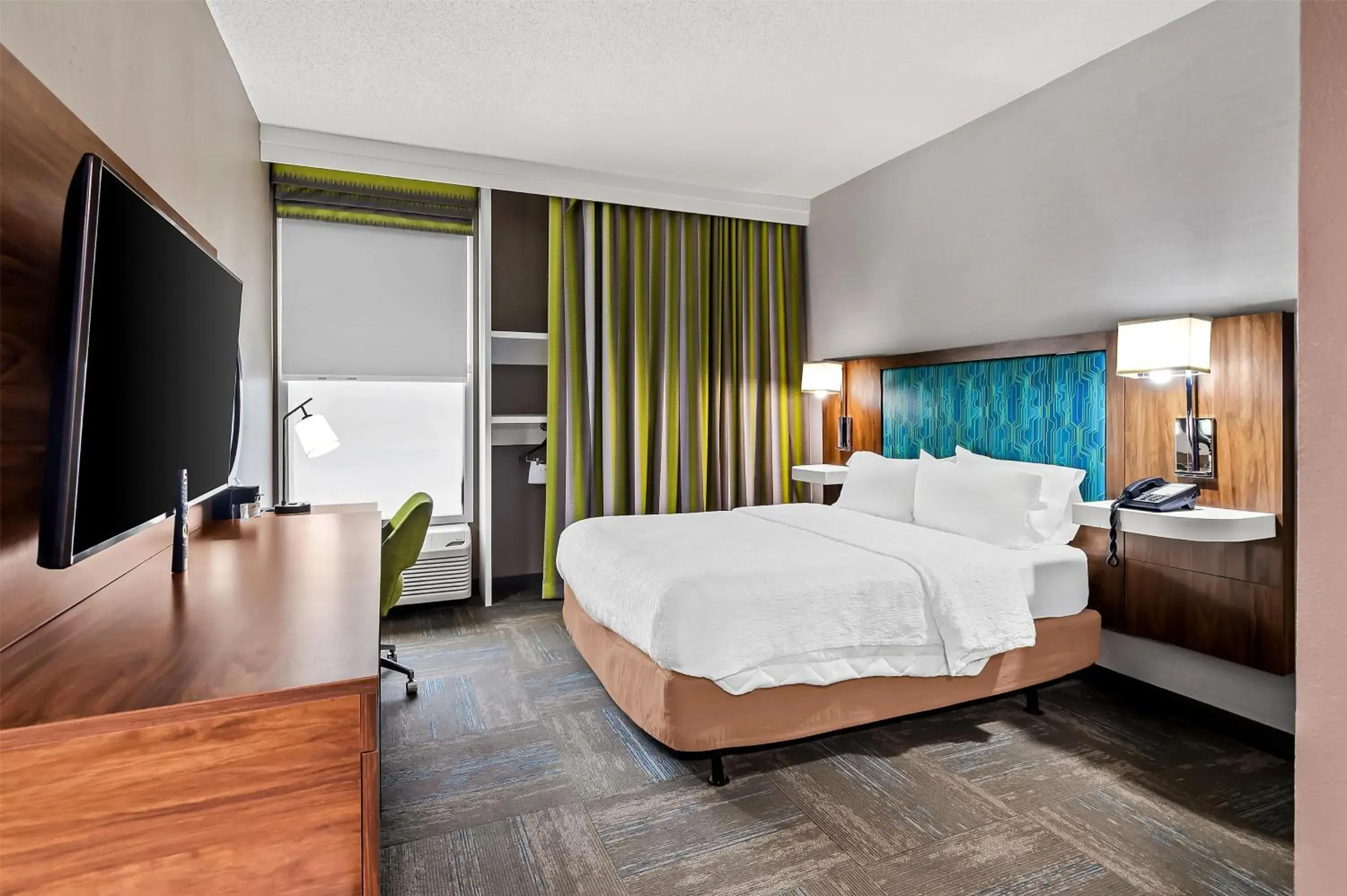 Queen Room with Roll-In Shower - Mobility Access/Non-Smoking in Hampton Inn Princeton Queen Room with Roll-In Shower - Mobility Access/Non-Smoking in Hampton Inn Princeton