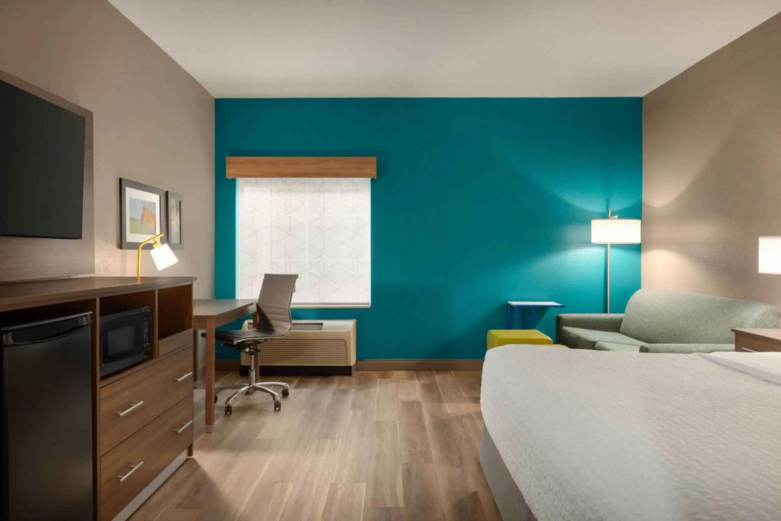 Deluxe King Room - Mobility Access/Non-Smoking in La Quinta by Wyndham Shawnee Deluxe King Room - Mobility Access/Non-Smoking in La Quinta by Wyndham Shawnee