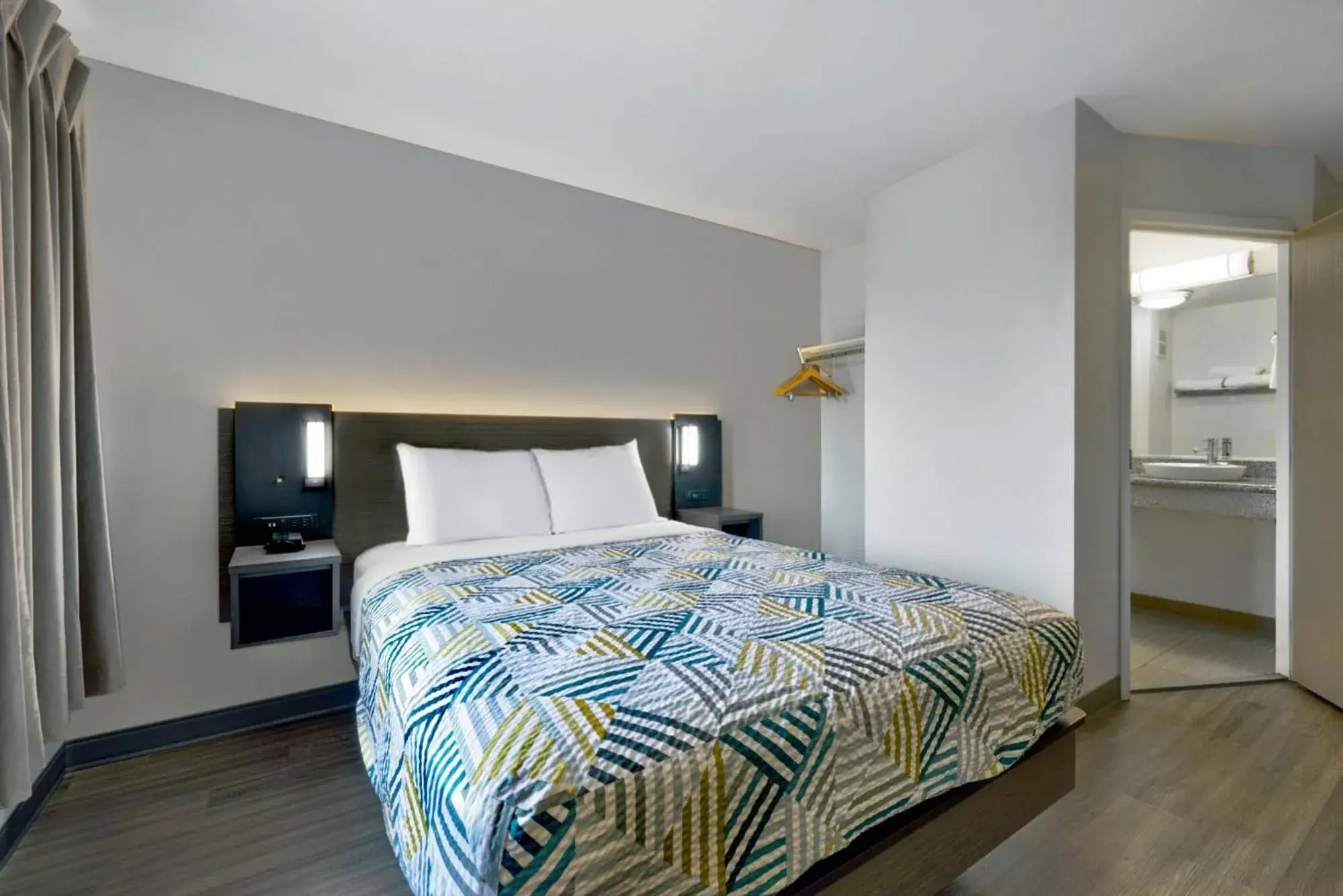 Queen Room - Disability Access - Non-Smoking in Motel 6-Marble Falls, TX Queen Room - Disability Access - Non-Smoking in Motel 6-Marble Falls, TX