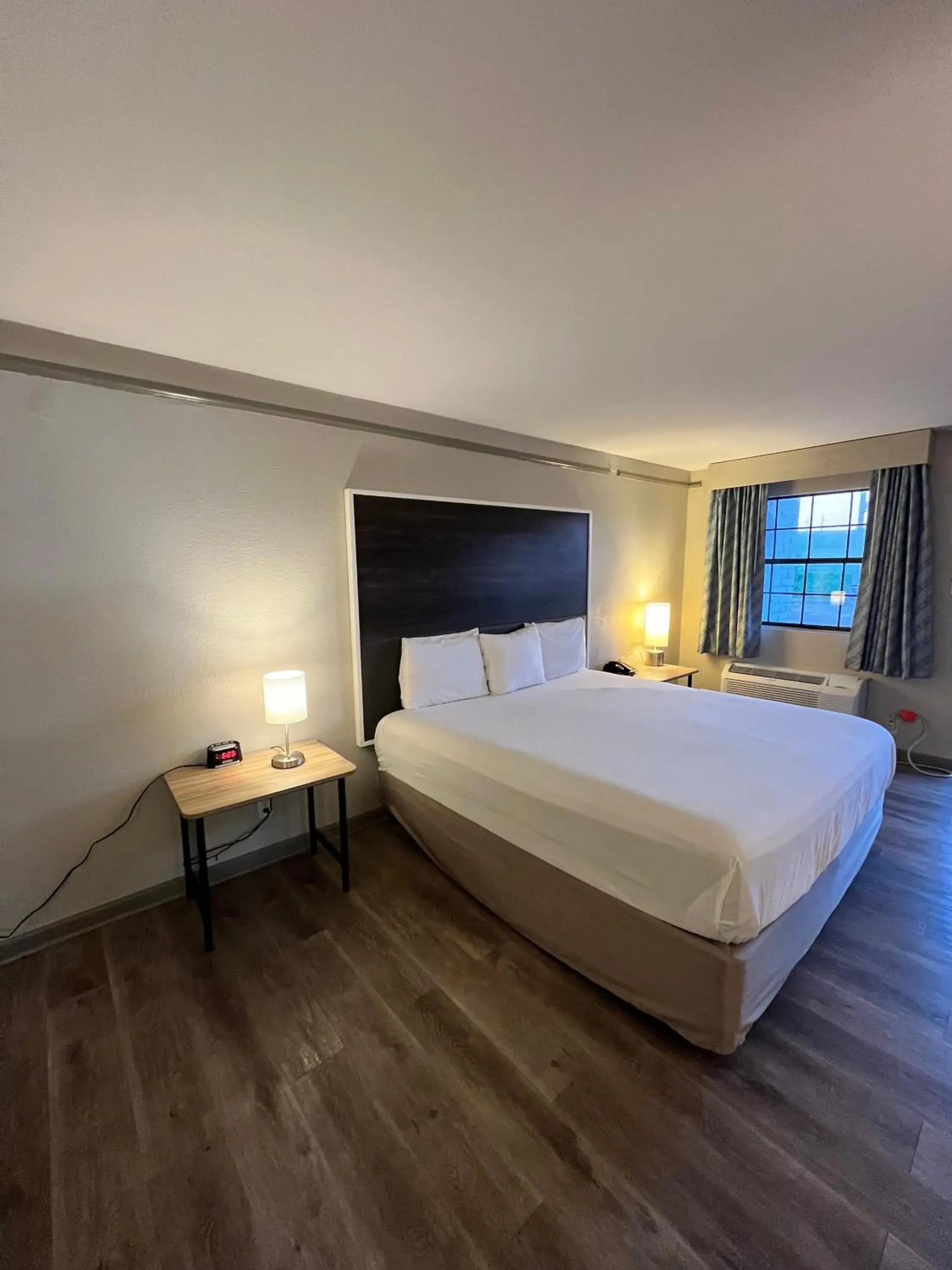 King Room - Mobility Access/Smoking in Days Inn by Wyndham Sulphur West King Room - Mobility Access/Smoking in Days Inn by Wyndham Sulphur West