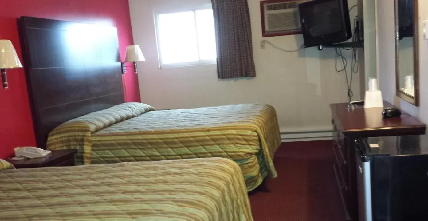 Double Room with Two Double Beds in Hallmark Motel Double Room with Two Double Beds in Hallmark Motel