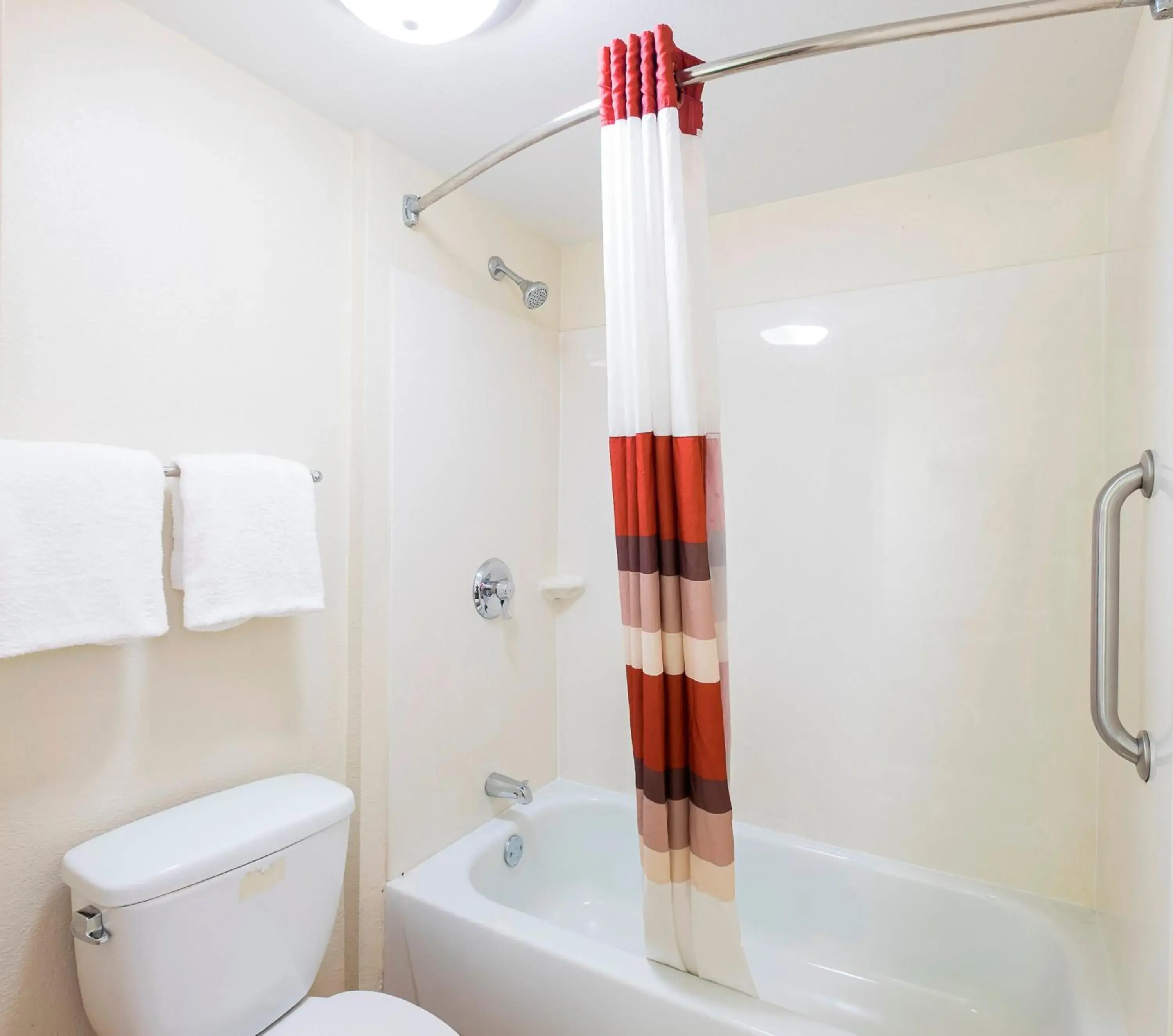 Deluxe King Room Smoking in Red Roof Inn Edison Deluxe King Room Smoking in Red Roof Inn Edison