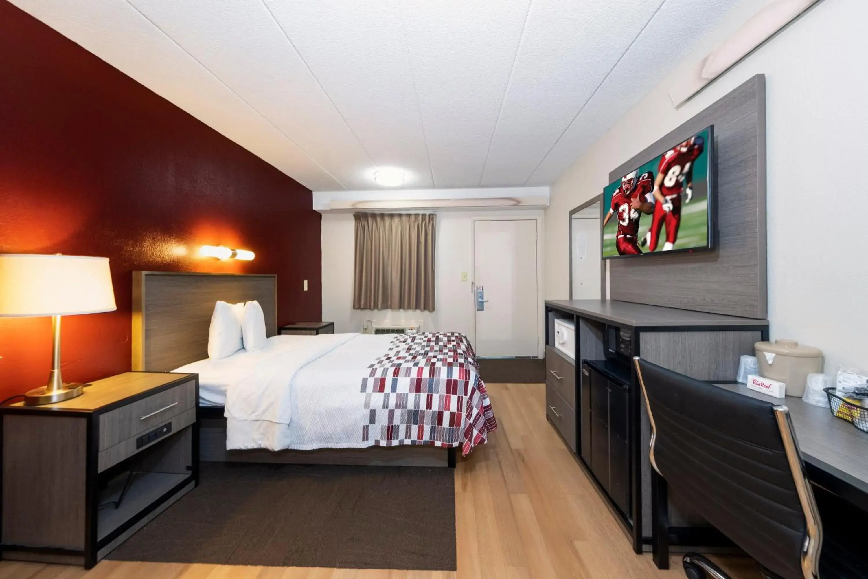 Deluxe King Room Non-Smoking in Red Roof Inn Edison Deluxe King Room Non-Smoking in Red Roof Inn Edison