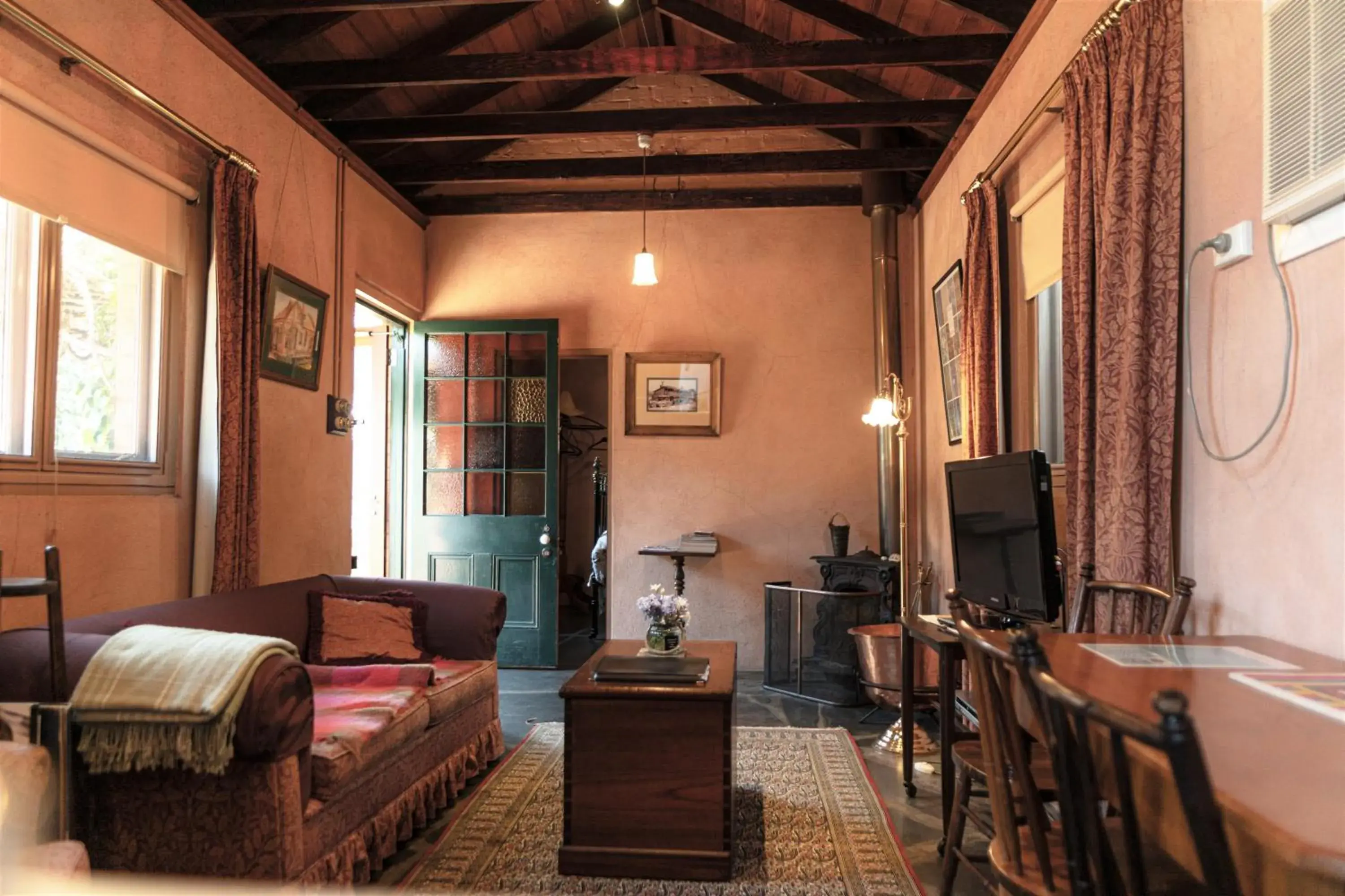 Two-Bedroom Cottage with Spa Bath - Paprika in Buxton Manor Two-Bedroom Cottage with Spa Bath - Paprika in Buxton Manor