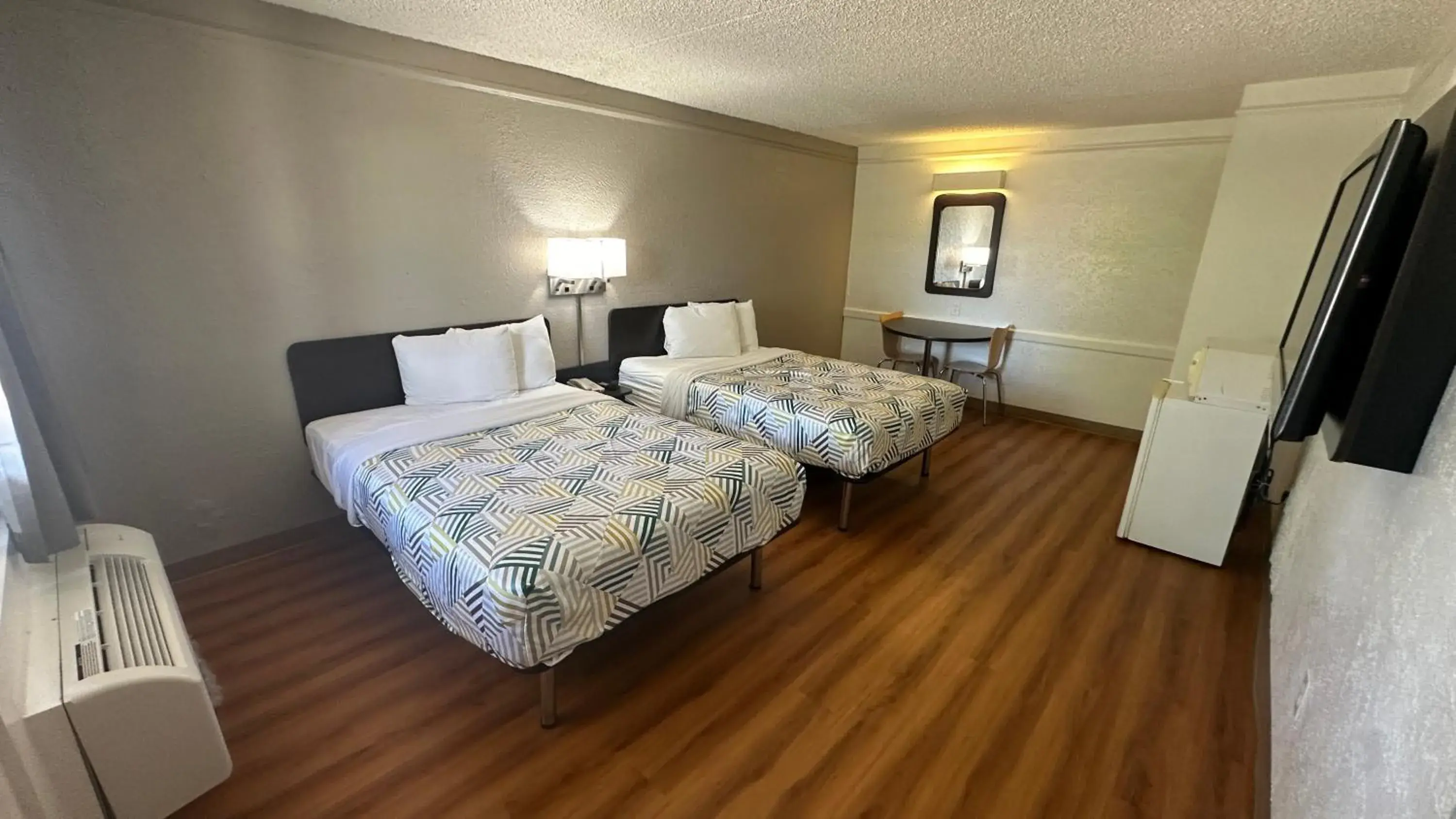 Quadruple Room - Non-Smoking in Motel 6-Beaumont, TX Quadruple Room - Non-Smoking in Motel 6-Beaumont, TX