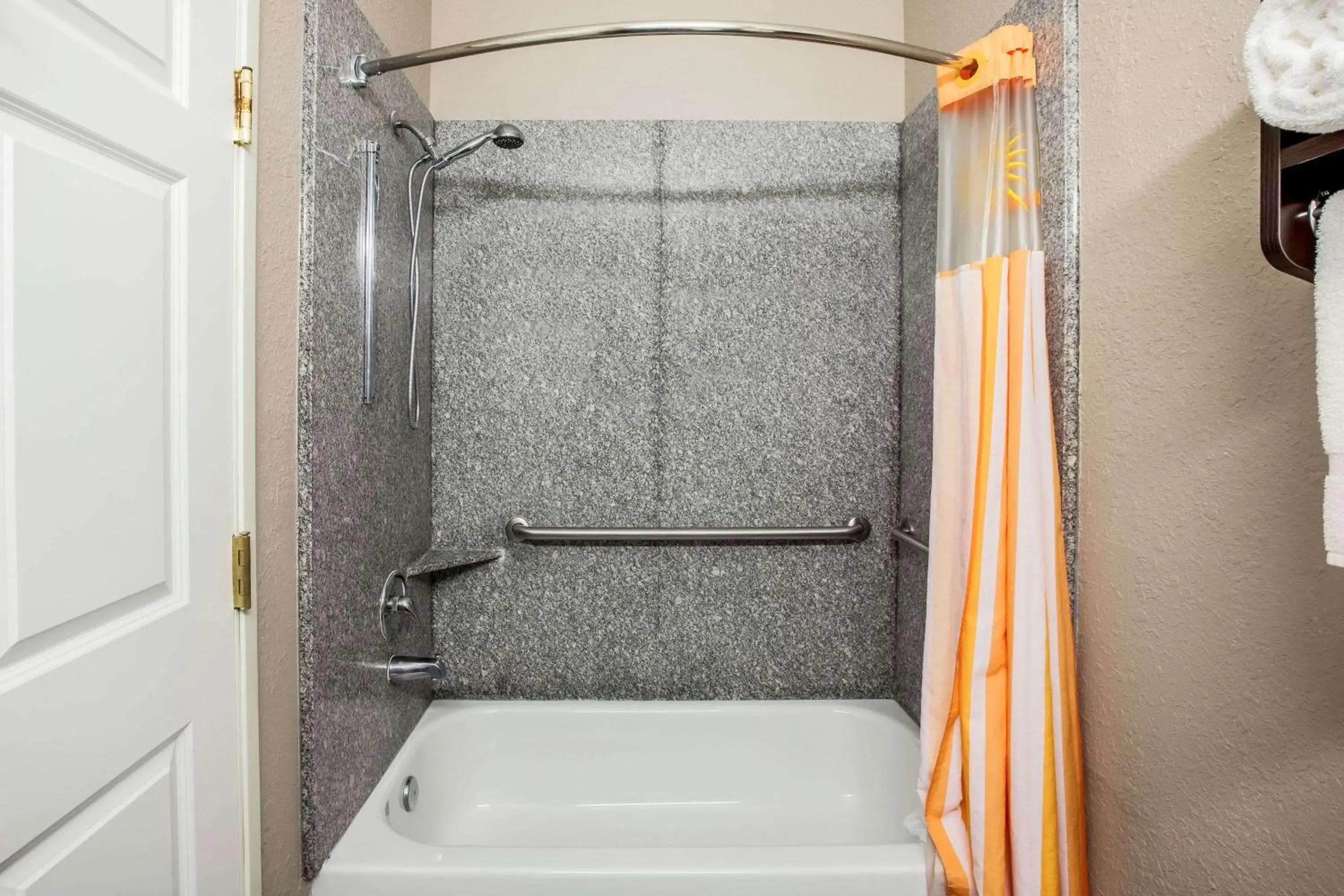 1 King Bed, Executive Mobility Access Suite, Bathtub w/ Grab Bars, Non-Smoking in La Quinta by Wyndham Pasadena 1 King Bed, Executive Mobility Access Suite, Bathtub w/ Grab Bars, Non-Smoking in La Quinta by Wyndham Pasadena