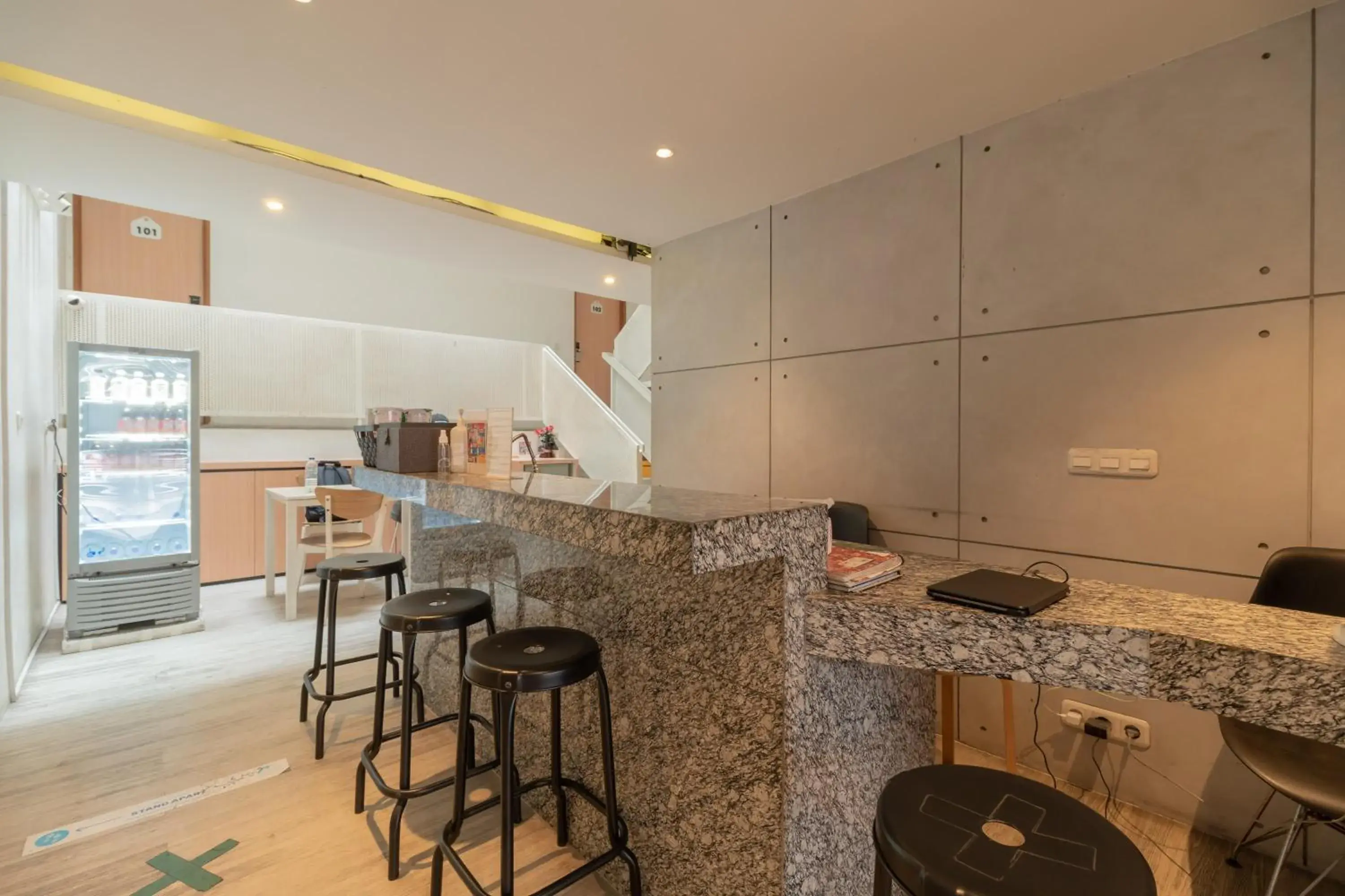 Restaurant/places to eat, Kitchen/Kitchenette in RedDoorz Plus near Pondok Indah Mall 2 Restaurant/places to eat, Kitchen/Kitchenette in RedDoorz Plus near Pondok Indah Mall 2