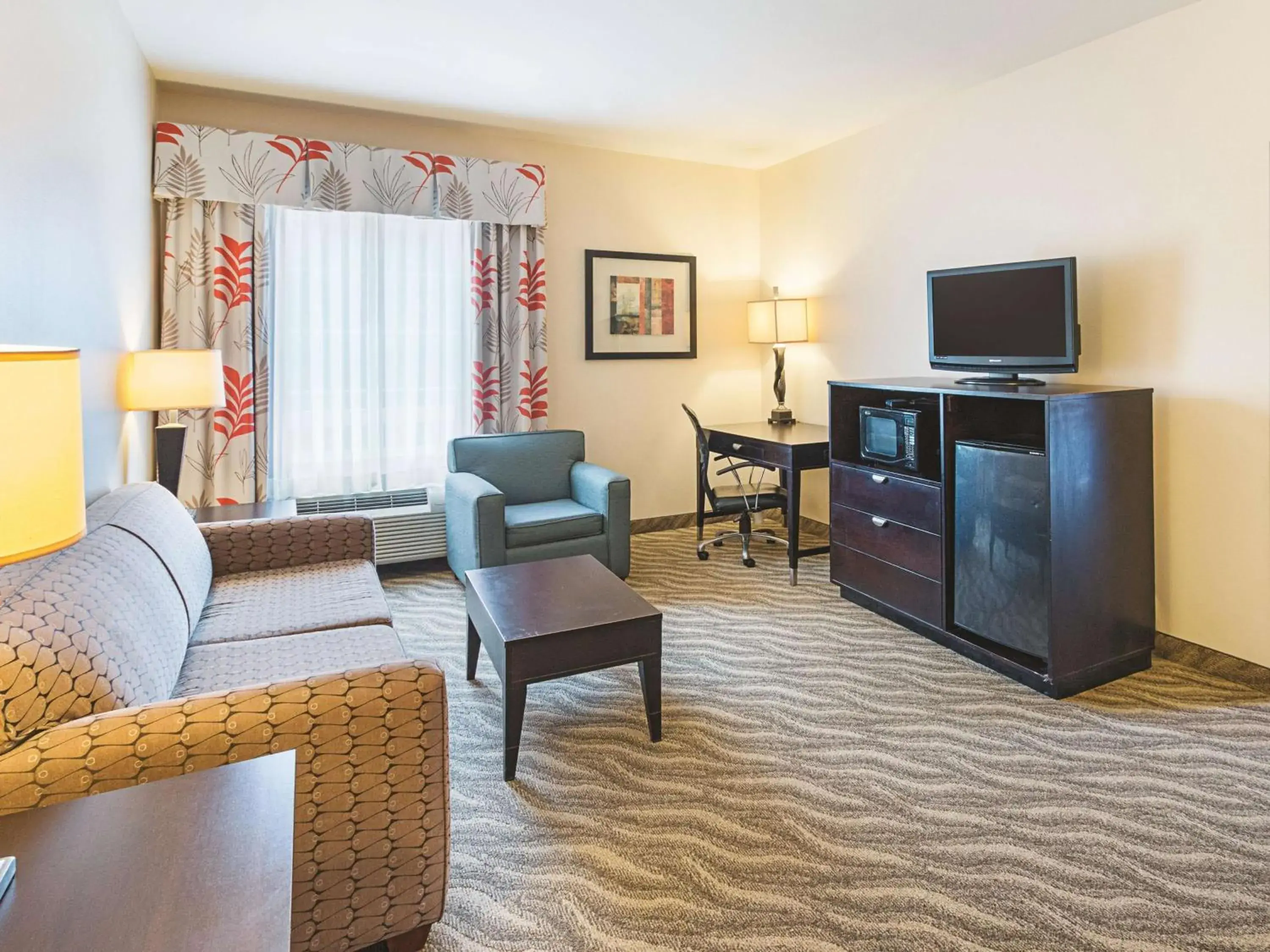 1 King Bed, Mobility/Hearing Access Family Suite, Tub w/ Grab Bars, Non-Smoking in La Quinta by Wyndham Glen Rose 1 King Bed, Mobility/Hearing Access Family Suite, Tub w/ Grab Bars, Non-Smoking in La Quinta by Wyndham Glen Rose
