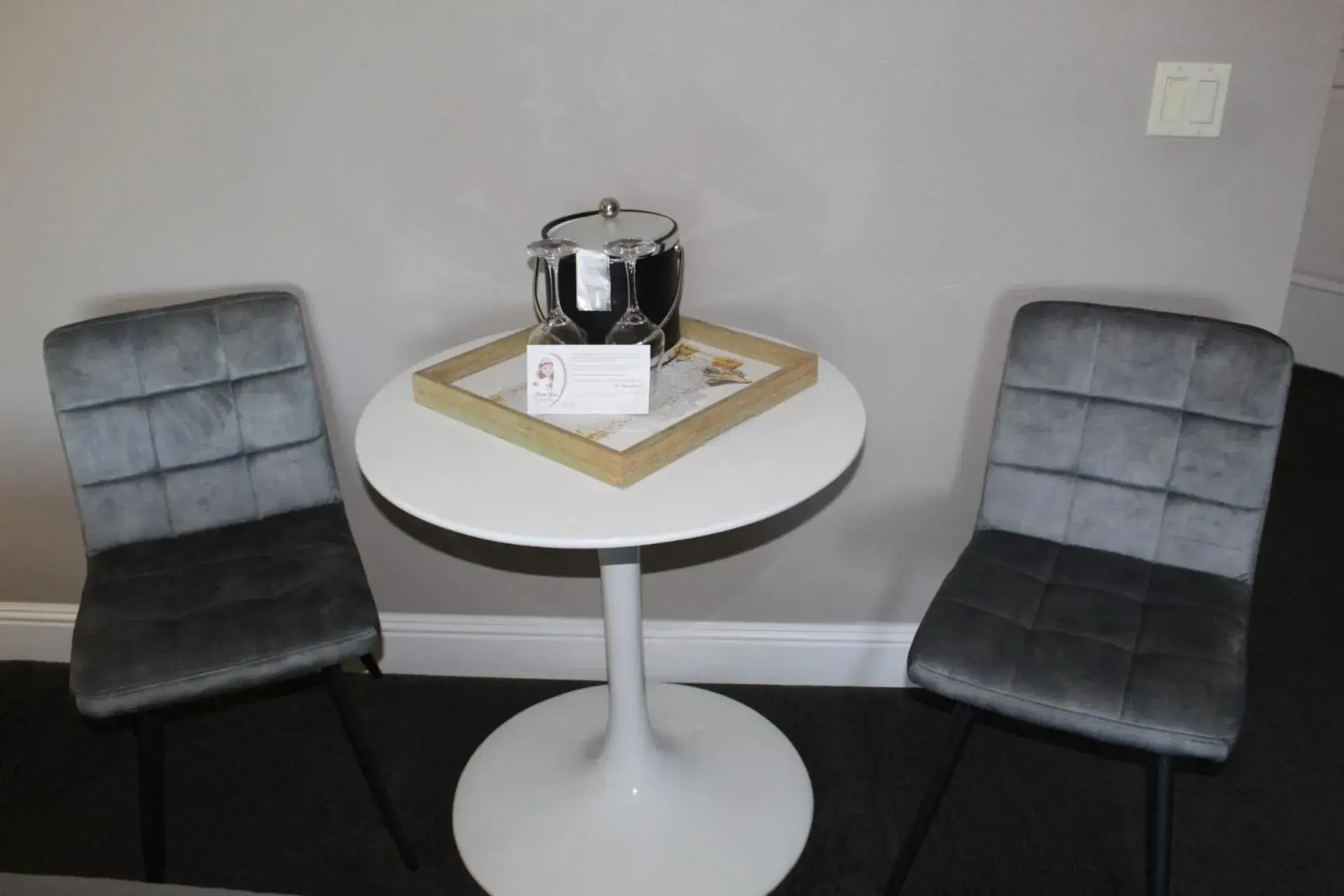 Deluxe King Room in Bel Abri Napa Valley Inn Deluxe King Room in Bel Abri Napa Valley Inn