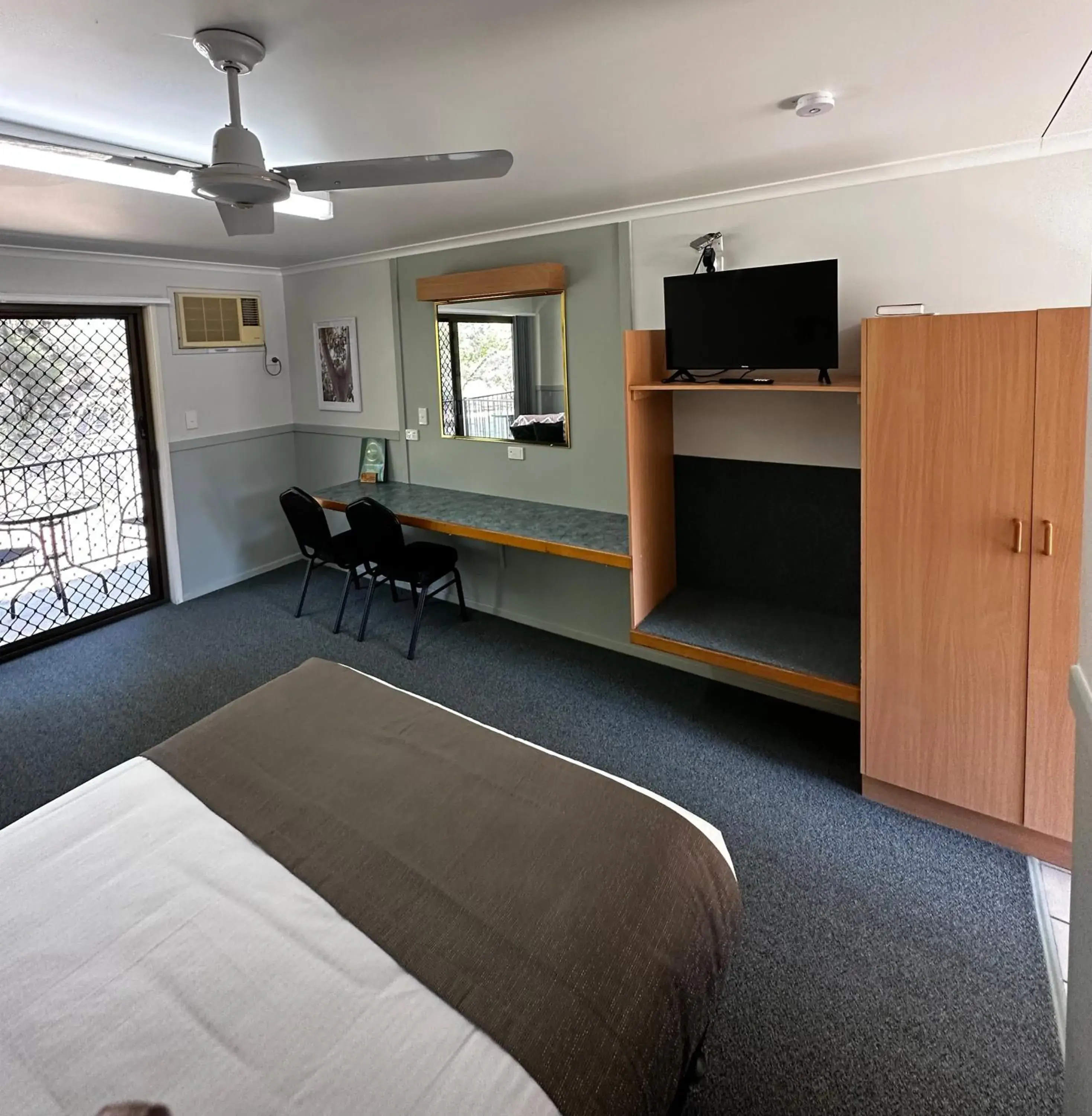 Queen Room with Balcony in Murgon Motor Inn Queen Room with Balcony in Murgon Motor Inn