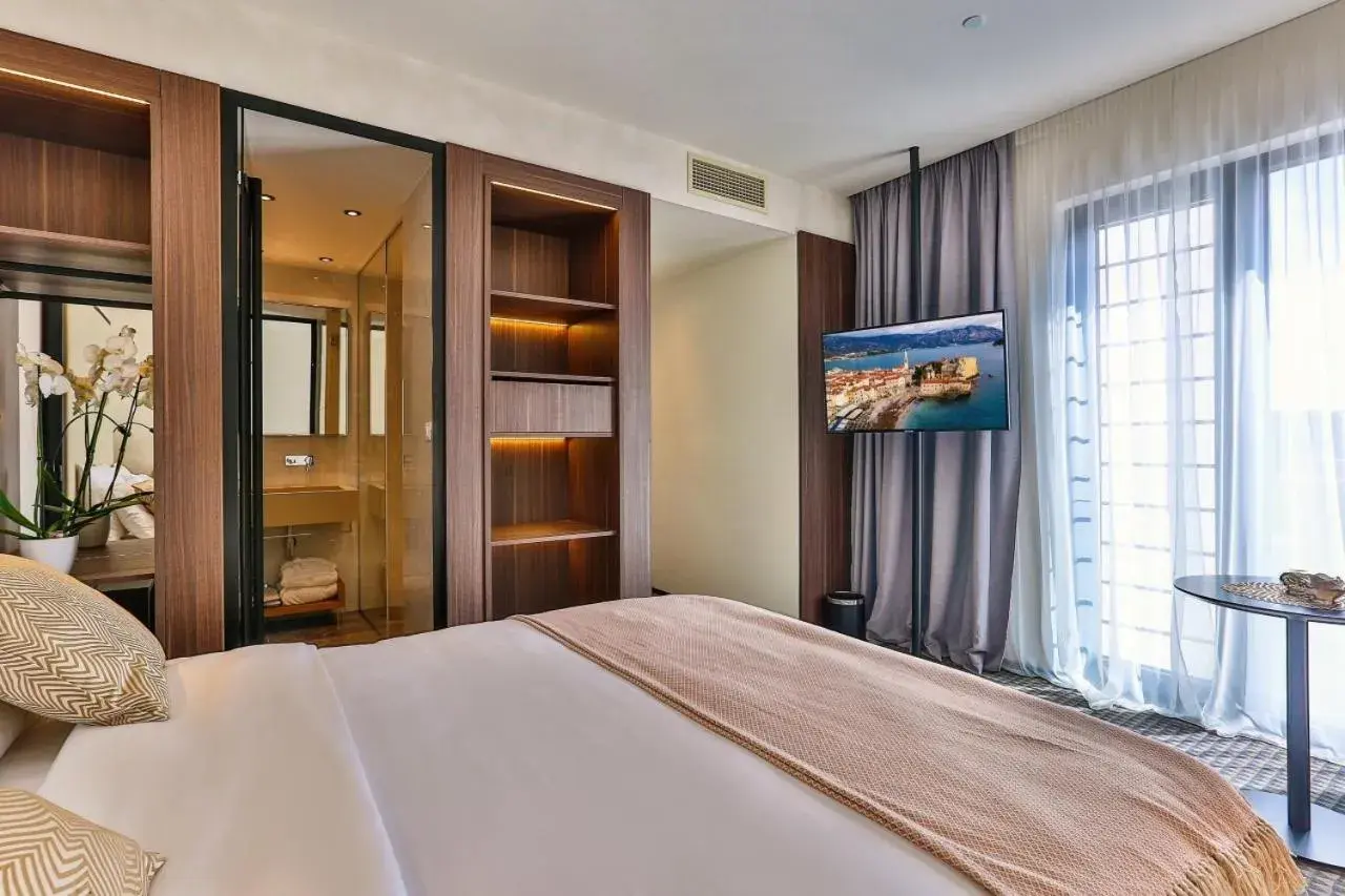 Standard Queen Room in Hotel Kalos Standard Queen Room in Hotel Kalos