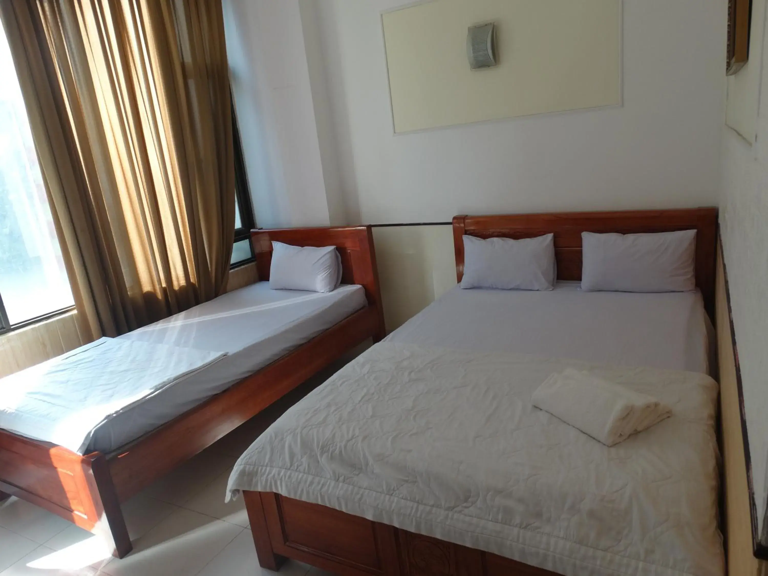 Basic Triple Room in Thuong Hai Hotel Basic Triple Room in Thuong Hai Hotel