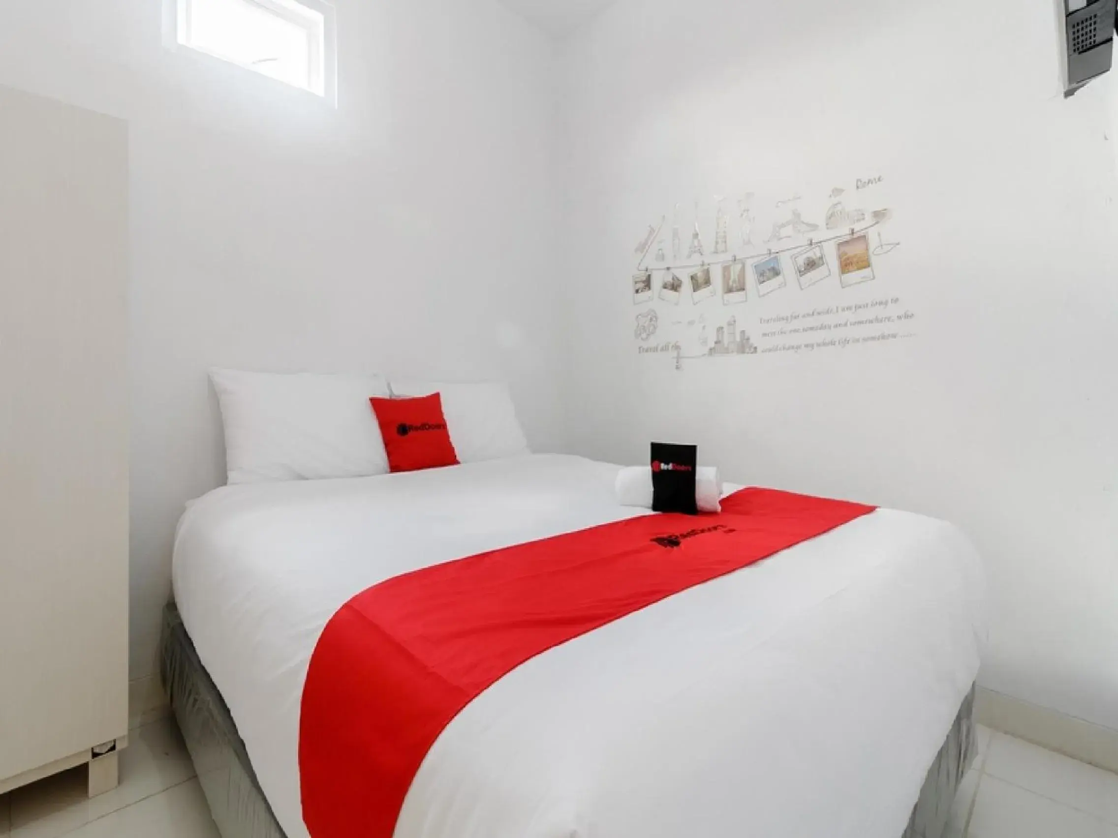 Double Room in RedDoorz Plus near Taman Rasuna Menteng Double Room in RedDoorz Plus near Taman Rasuna Menteng