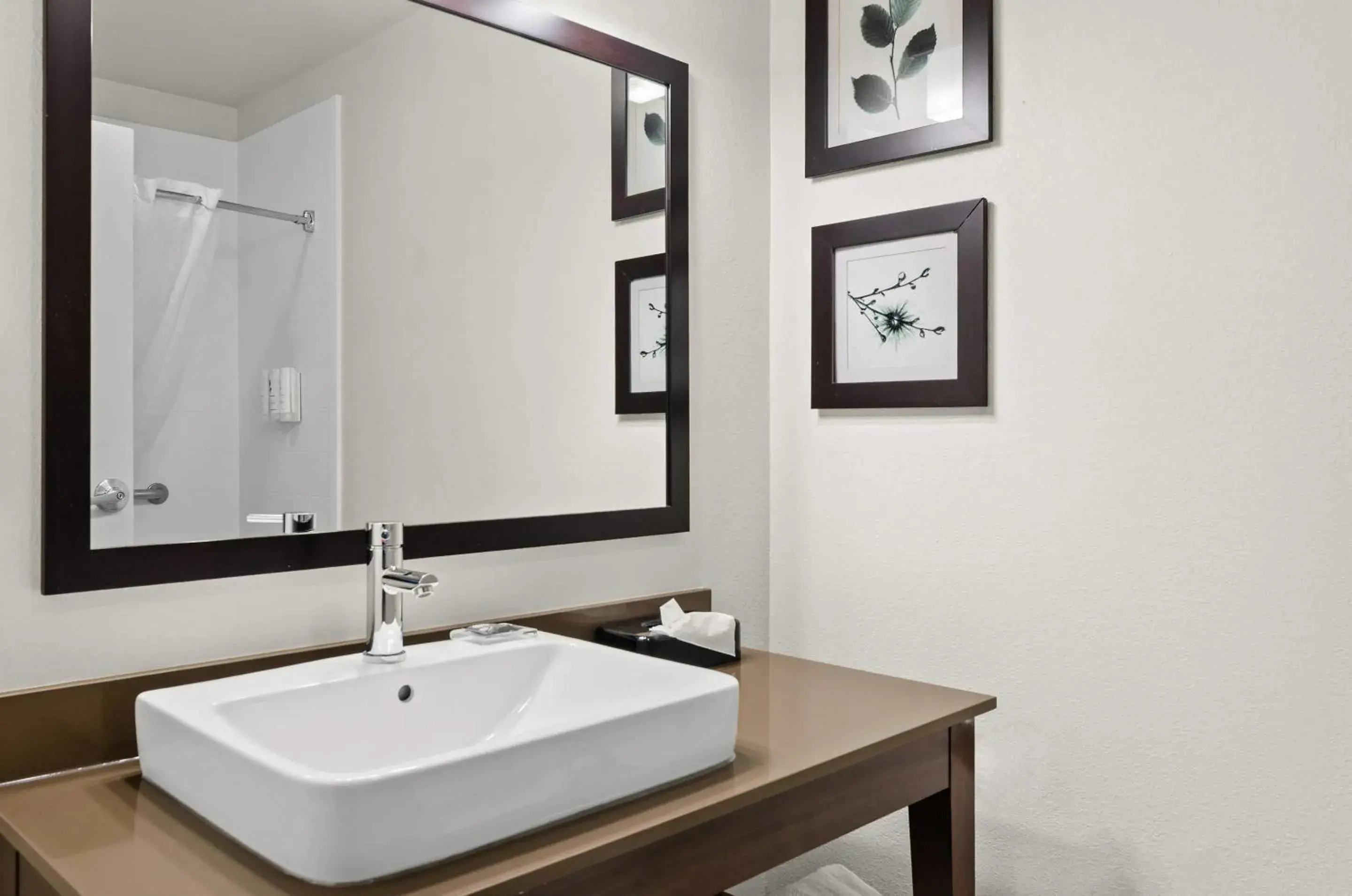 Queen Room with Two Queen Beds - Disability Access in Country Inn & Suites by Radisson, Roanoke, VA Queen Room with Two Queen Beds - Disability Access in Country Inn & Suites by Radisson, Roanoke, VA