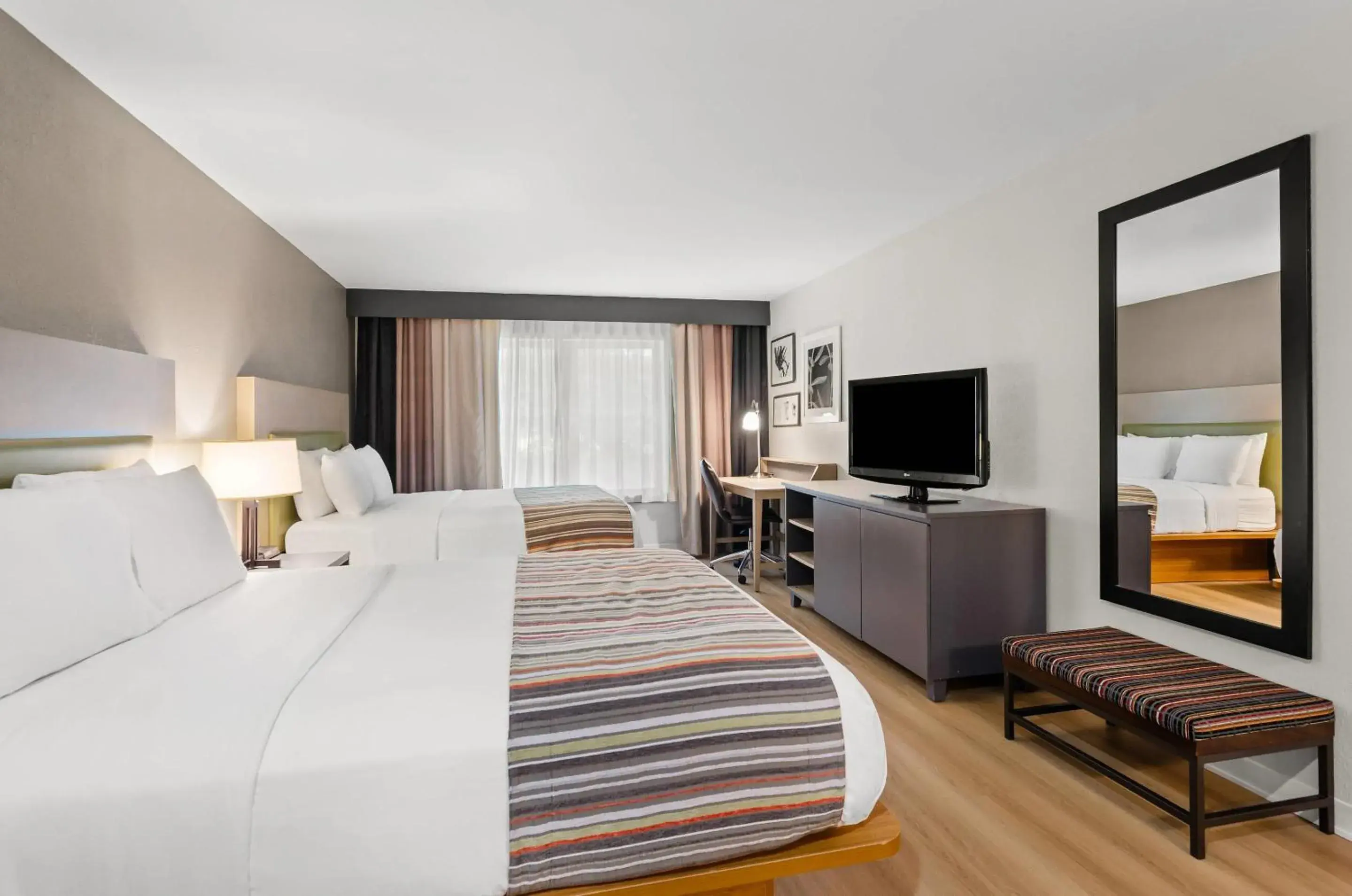 Queen Room - Non-Smoking in Country Inn & Suites by Radisson, Roanoke, VA Queen Room - Non-Smoking in Country Inn & Suites by Radisson, Roanoke, VA