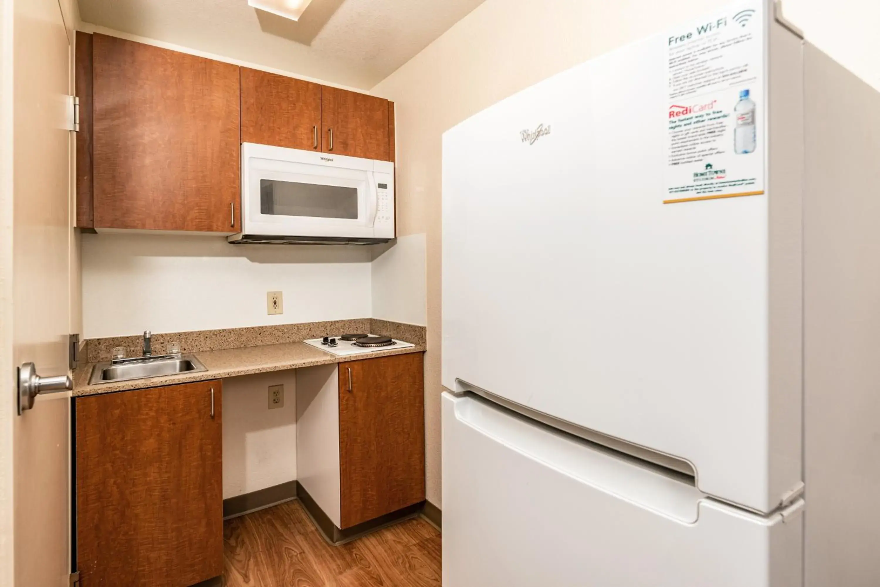 Studio Queen Room Non-Smoking in HomeTowne Studios by Red Roof Fresno - West Studio Queen Room Non-Smoking in HomeTowne Studios by Red Roof Fresno - West