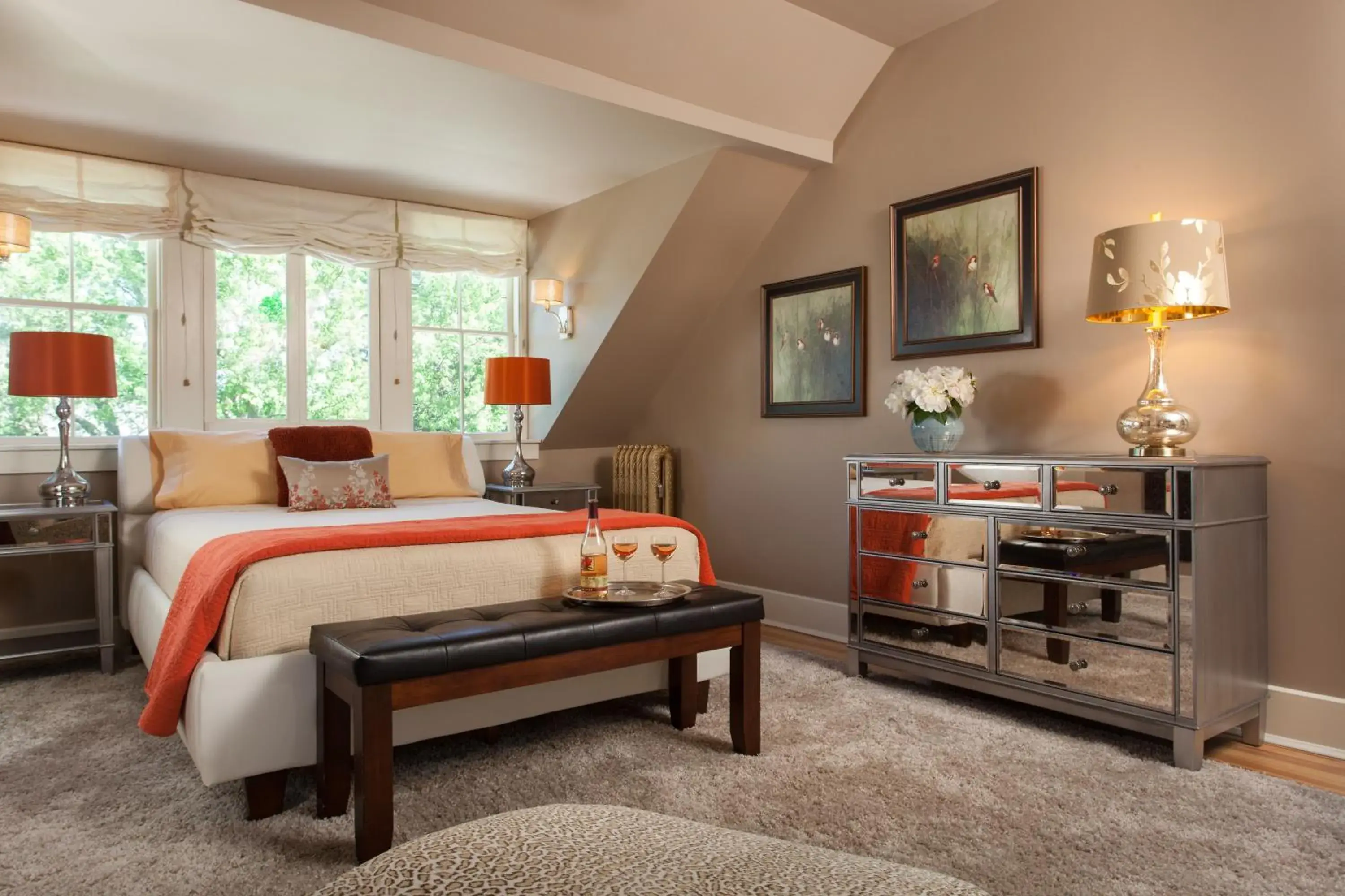 Queen Room with Spa Bath in Gothic Eves Inn and Spa Bed and Breakfast Queen Room with Spa Bath in Gothic Eves Inn and Spa Bed and Breakfast