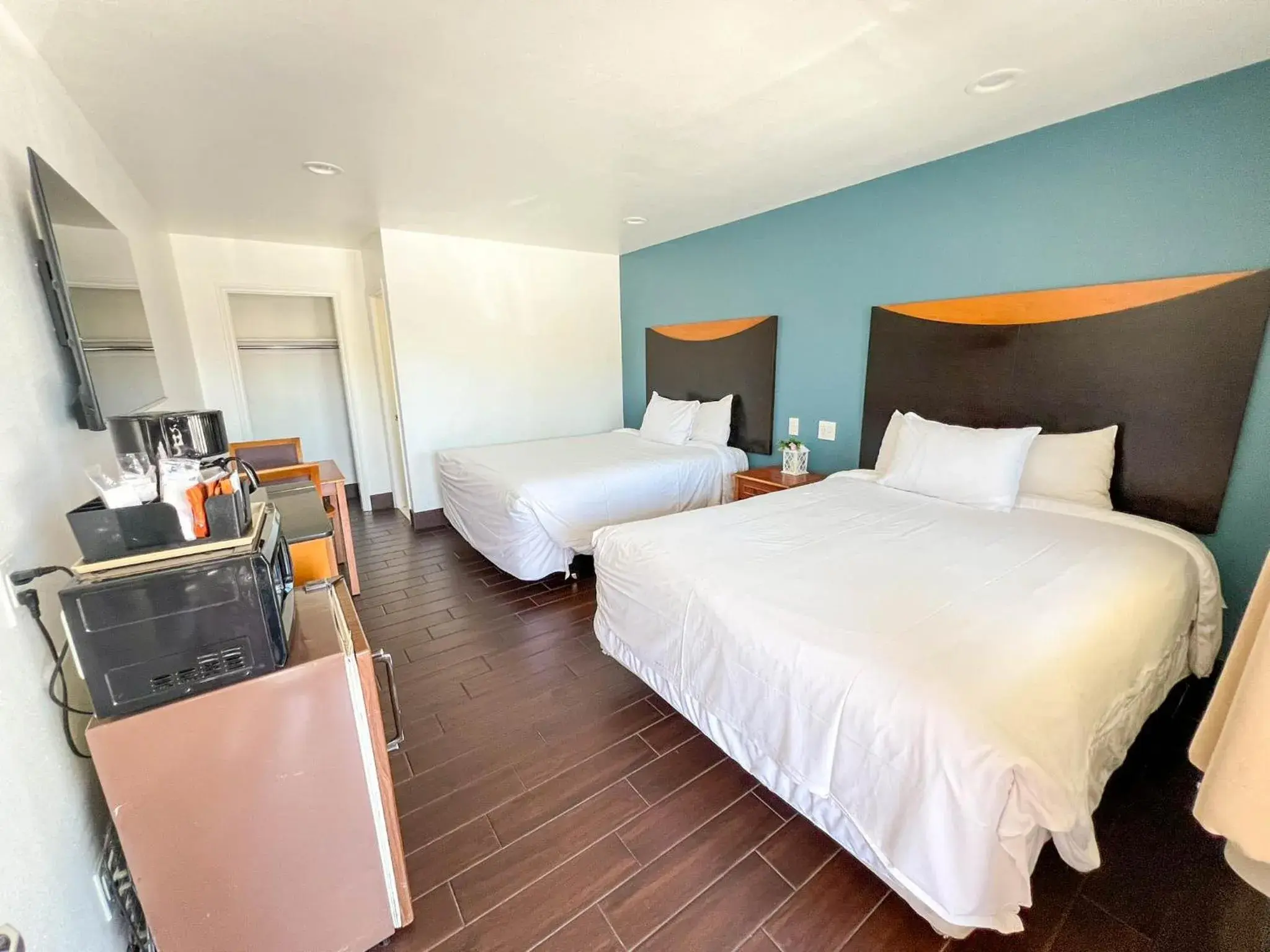 Queen Room with Two Queen Beds in Town and Country Inn Queen Room with Two Queen Beds in Town and Country Inn