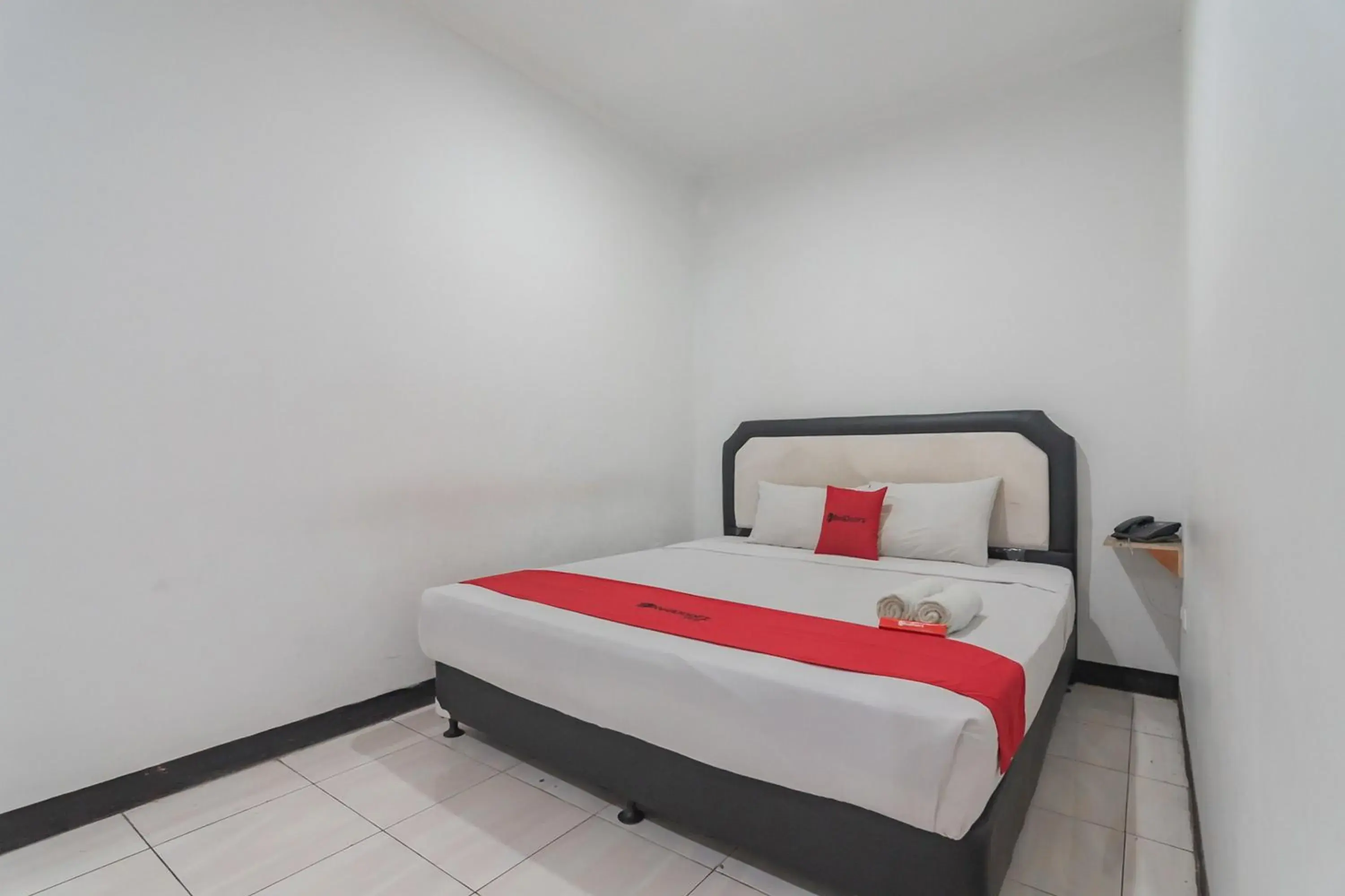 Deluxe Room in RedDoorz near Sukabumi Station 2 Deluxe Room in RedDoorz near Sukabumi Station 2