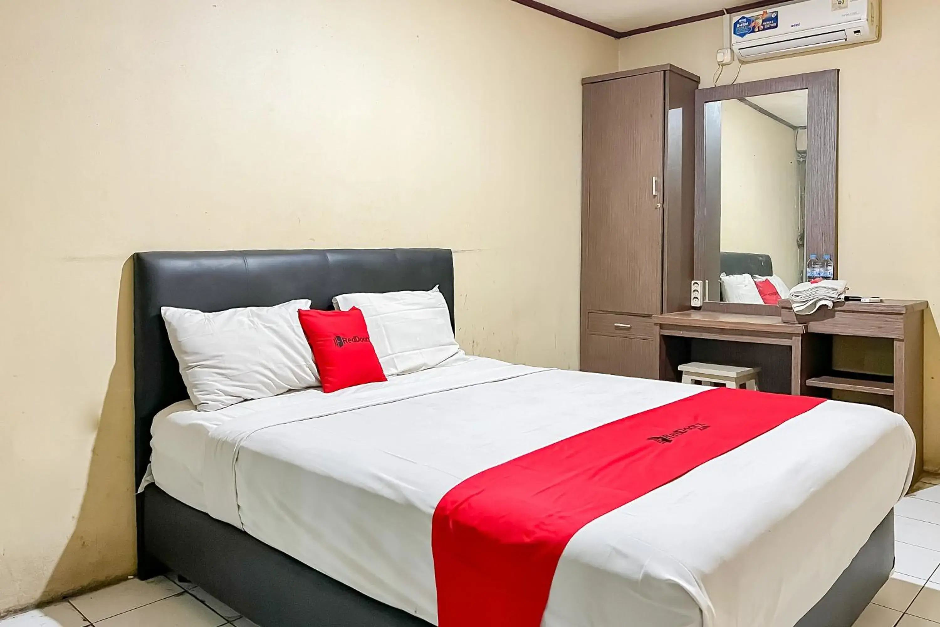 Double Room in RedDoorz near Sukabumi Station 2 Double Room in RedDoorz near Sukabumi Station 2
