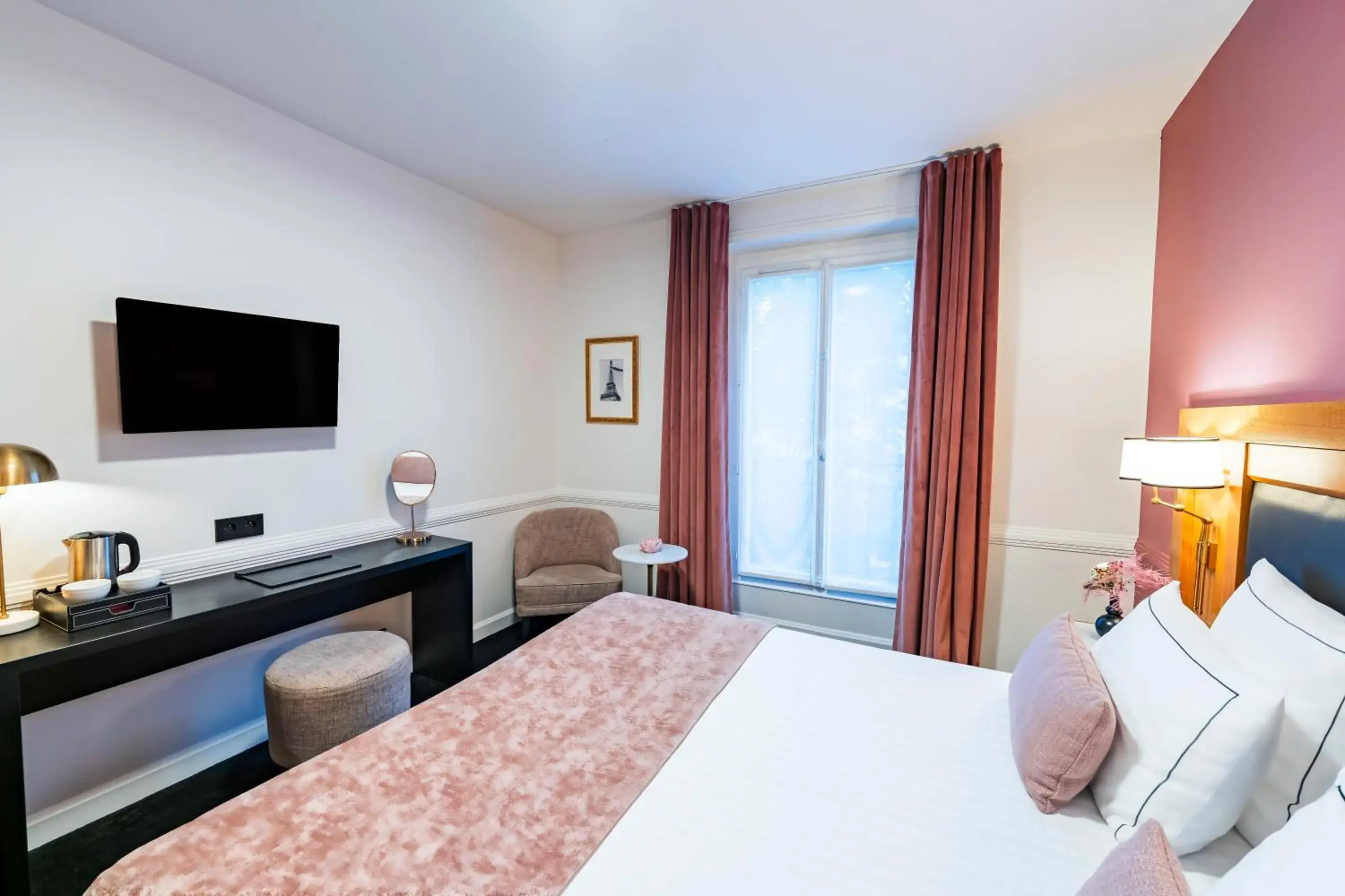 Superior Double Room in Hôtel Le Cercle Tour Eiffel Superior Double Room in Hôtel Le Cercle Tour Eiffel