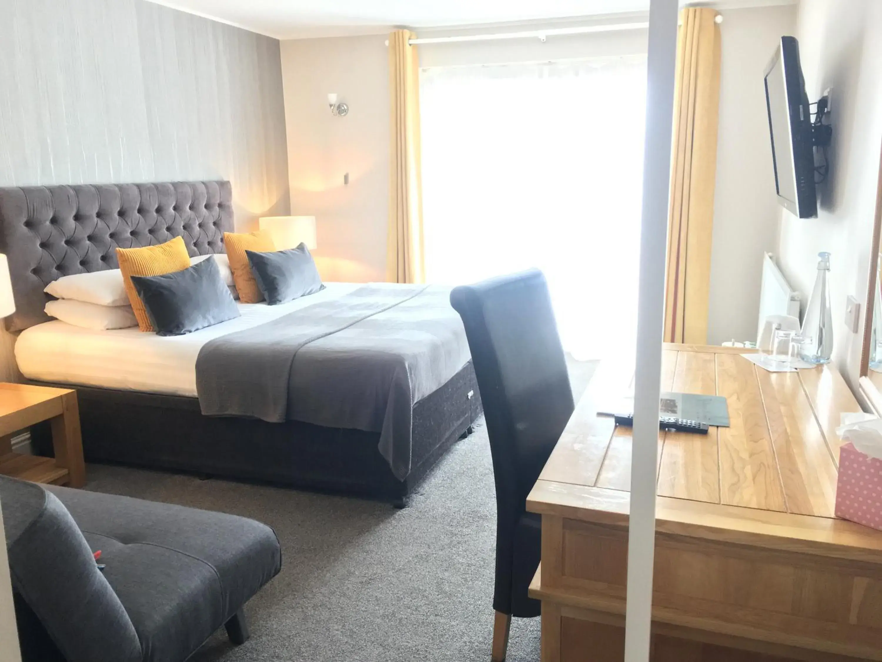 Superior Double or Twin Room with Pool View in Badgers Mount Hotel Superior Double or Twin Room with Pool View in Badgers Mount Hotel