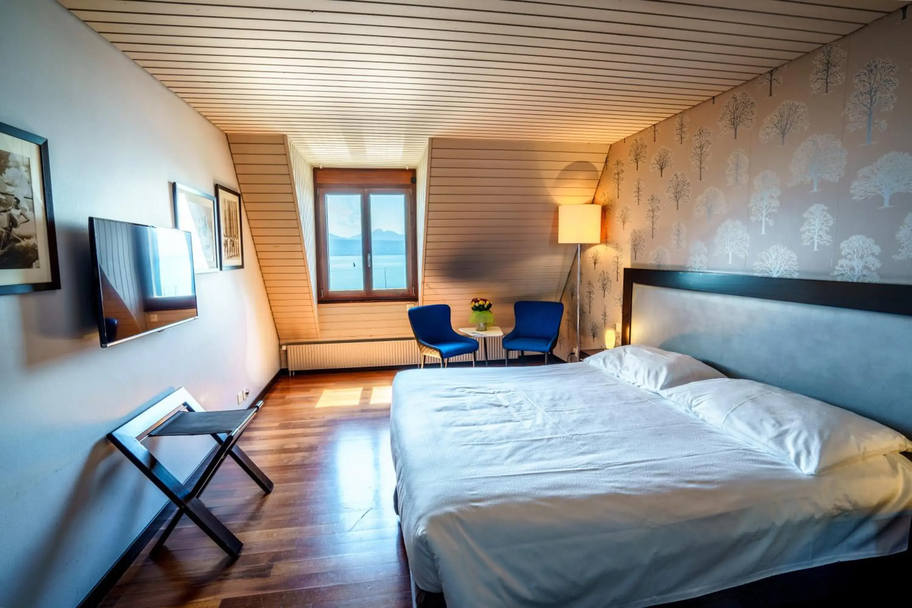 Deluxe room with view of the Alps and lake Leman in Rivage Hotel Restaurant Lutry Deluxe room with view of the Alps and lake Leman in Rivage Hotel Restaurant Lutry