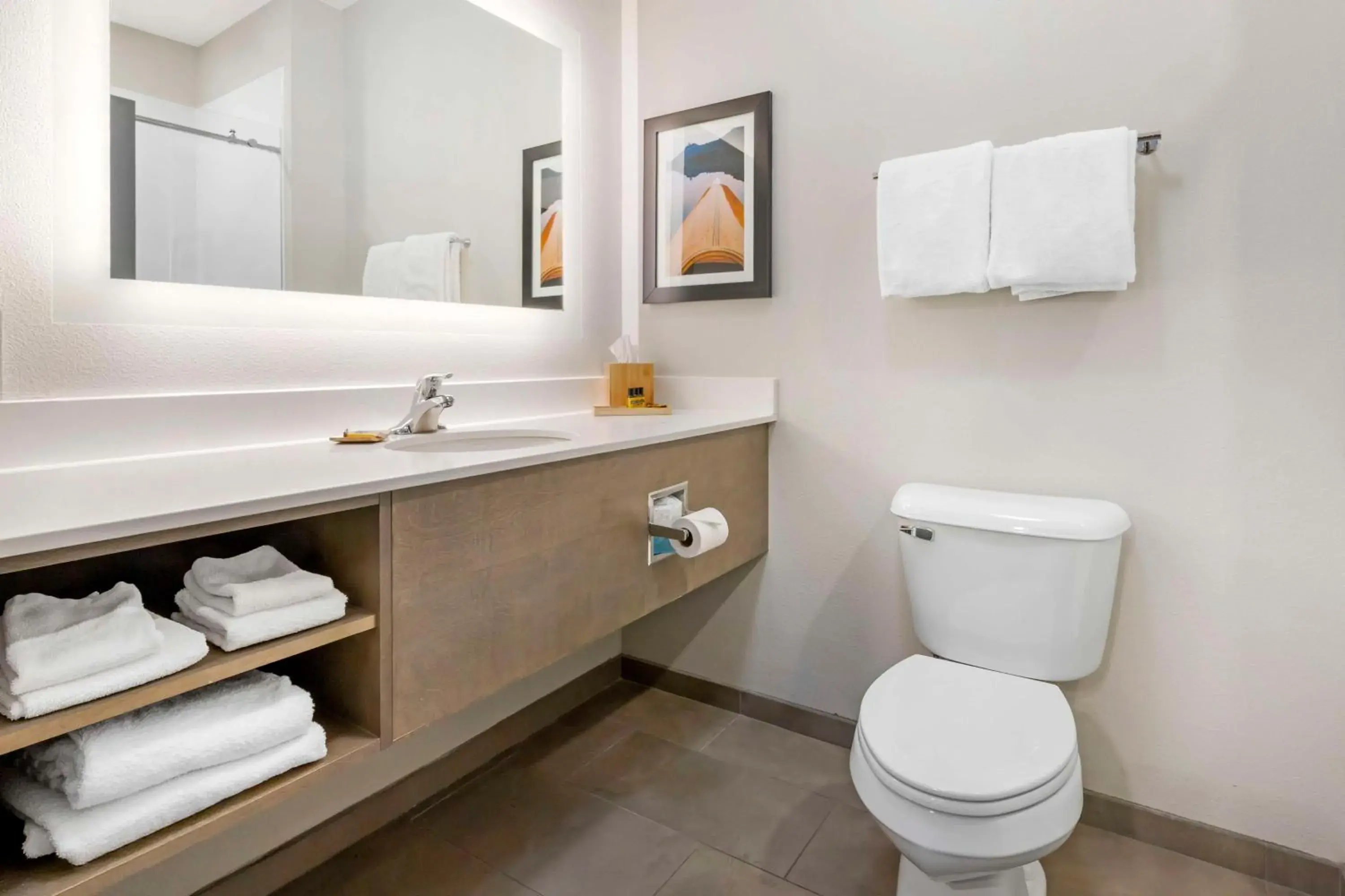 King Suite with Bath Tub - Disability Access in Best Western Plus LaCrescent - LaCrosse King Suite with Bath Tub - Disability Access in Best Western Plus LaCrescent - LaCrosse