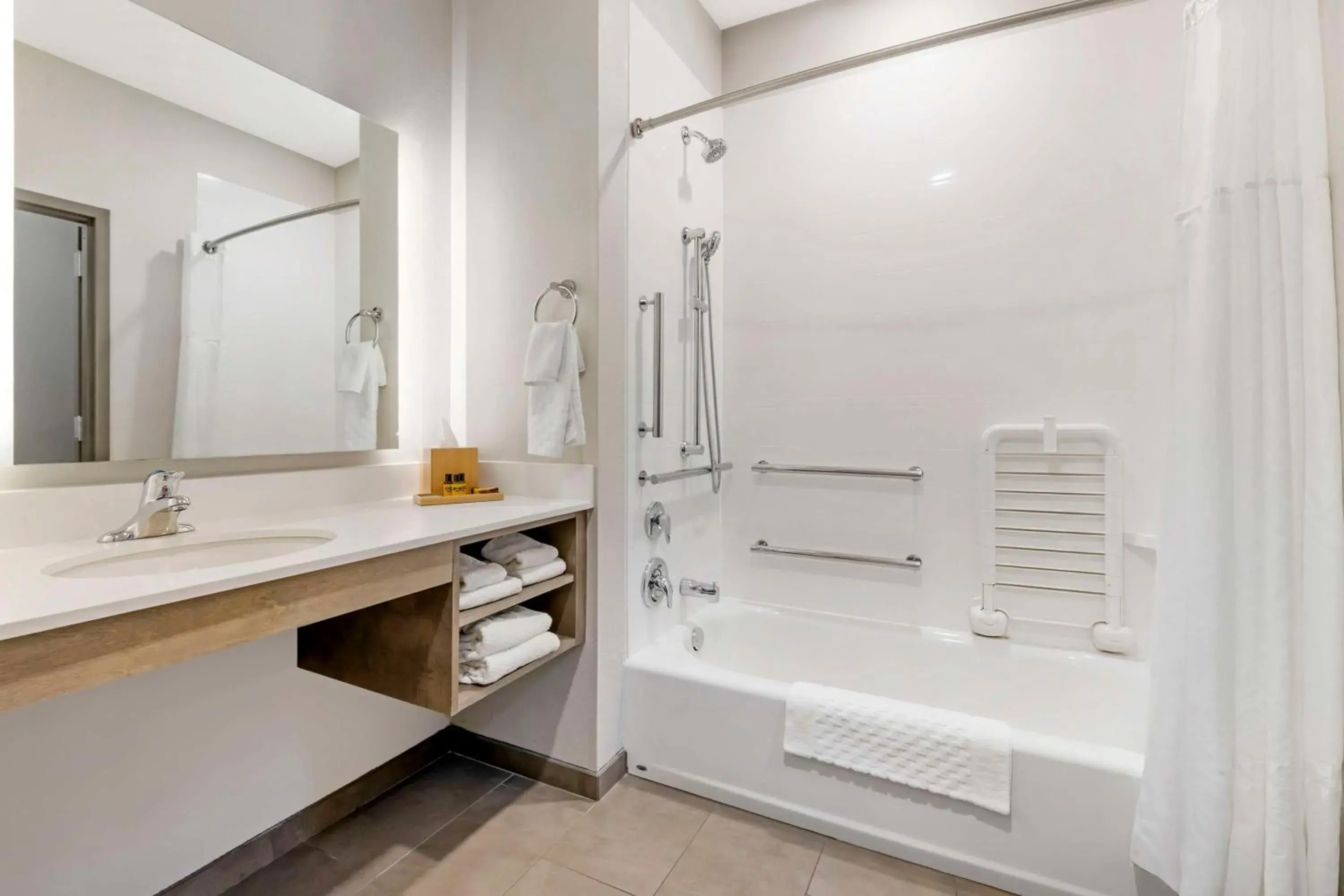 Queen Suite with Two Queen Beds and Bath Tub - Disability Access in Best Western Plus LaCrescent - LaCrosse Queen Suite with Two Queen Beds and Bath Tub - Disability Access in Best Western Plus LaCrescent - LaCrosse
