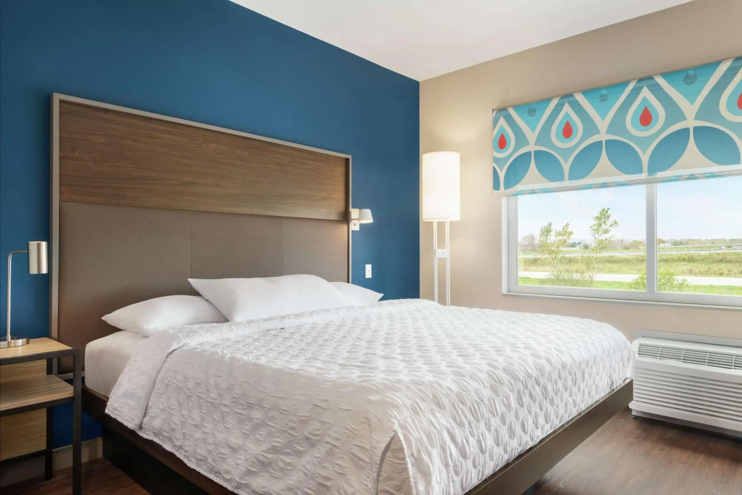 King Room with Accessible Tub - Mobility Access in Tru By Hilton Milwaukee Brookfield King Room with Accessible Tub - Mobility Access in Tru By Hilton Milwaukee Brookfield