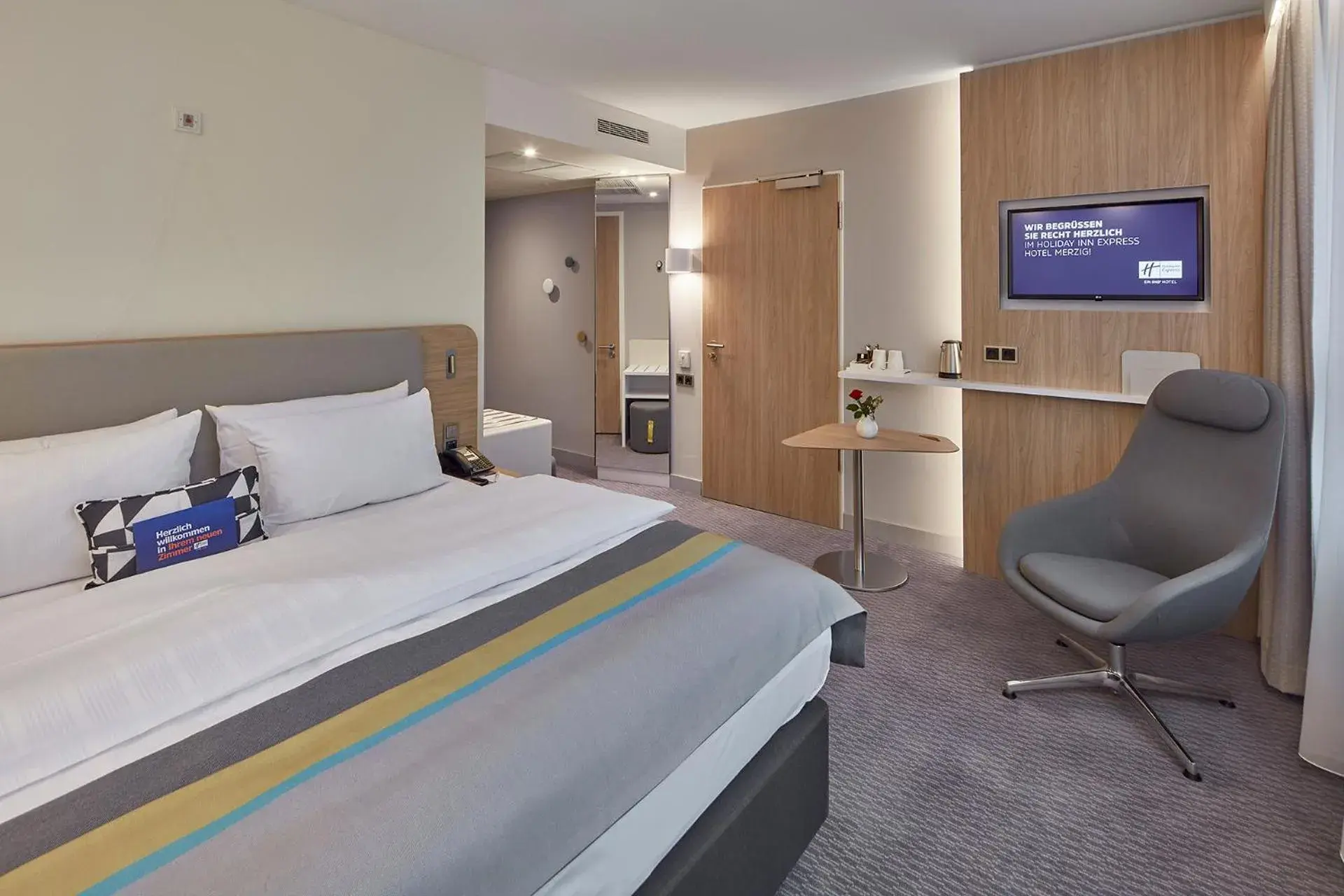 Standard Queen Room - Disability Access in Holiday Inn Express - Merzig by IHG Standard Queen Room - Disability Access in Holiday Inn Express - Merzig by IHG