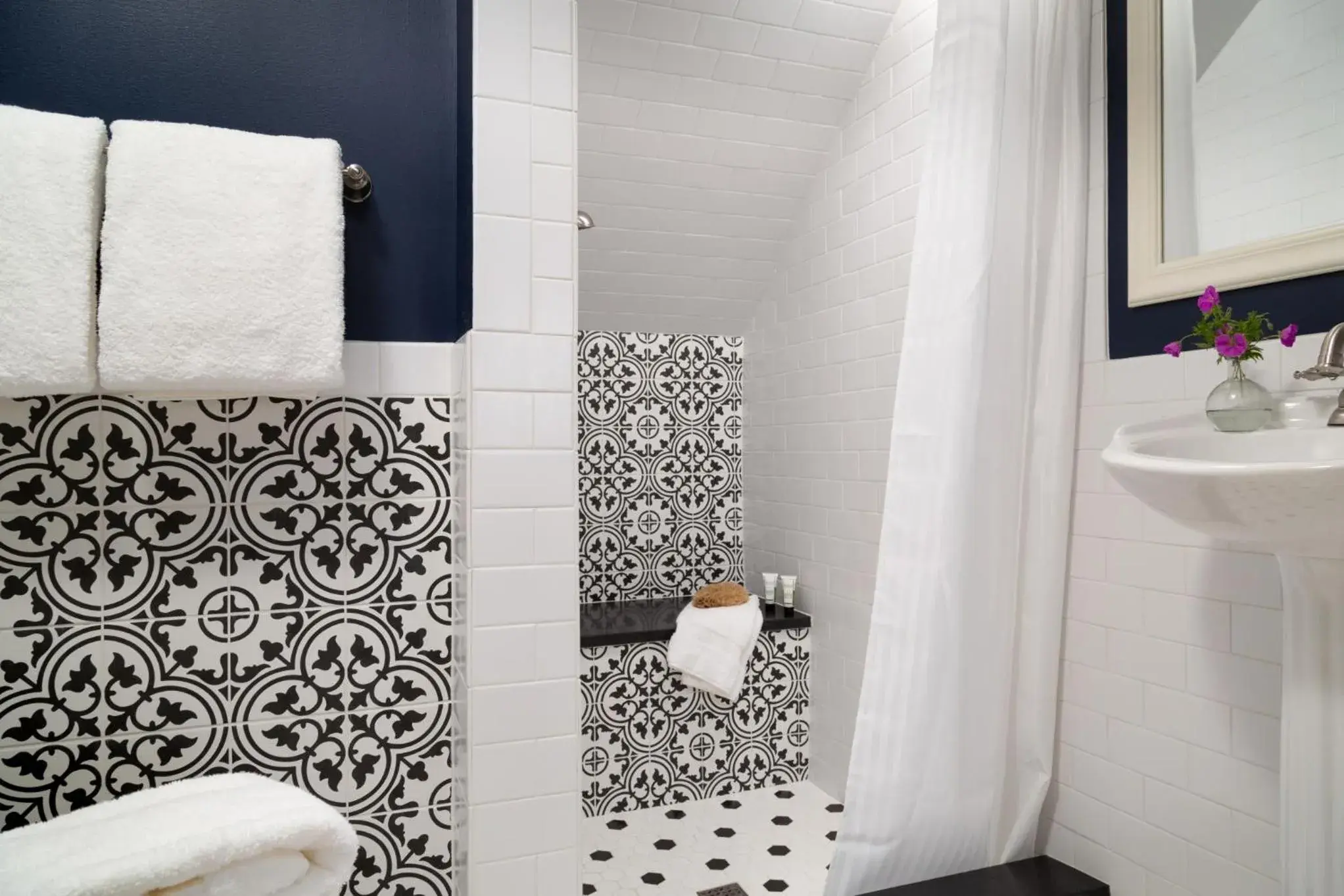 Superior King Room in Captain Nickels Inn Superior King Room in Captain Nickels Inn