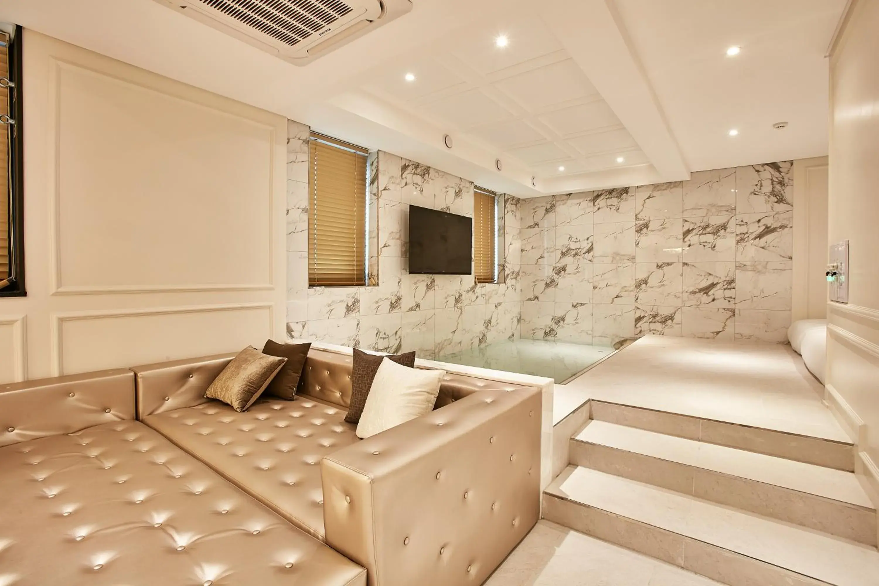 Double or Twin Room with Balcony in Hotel Wanted Double or Twin Room with Balcony in Hotel Wanted