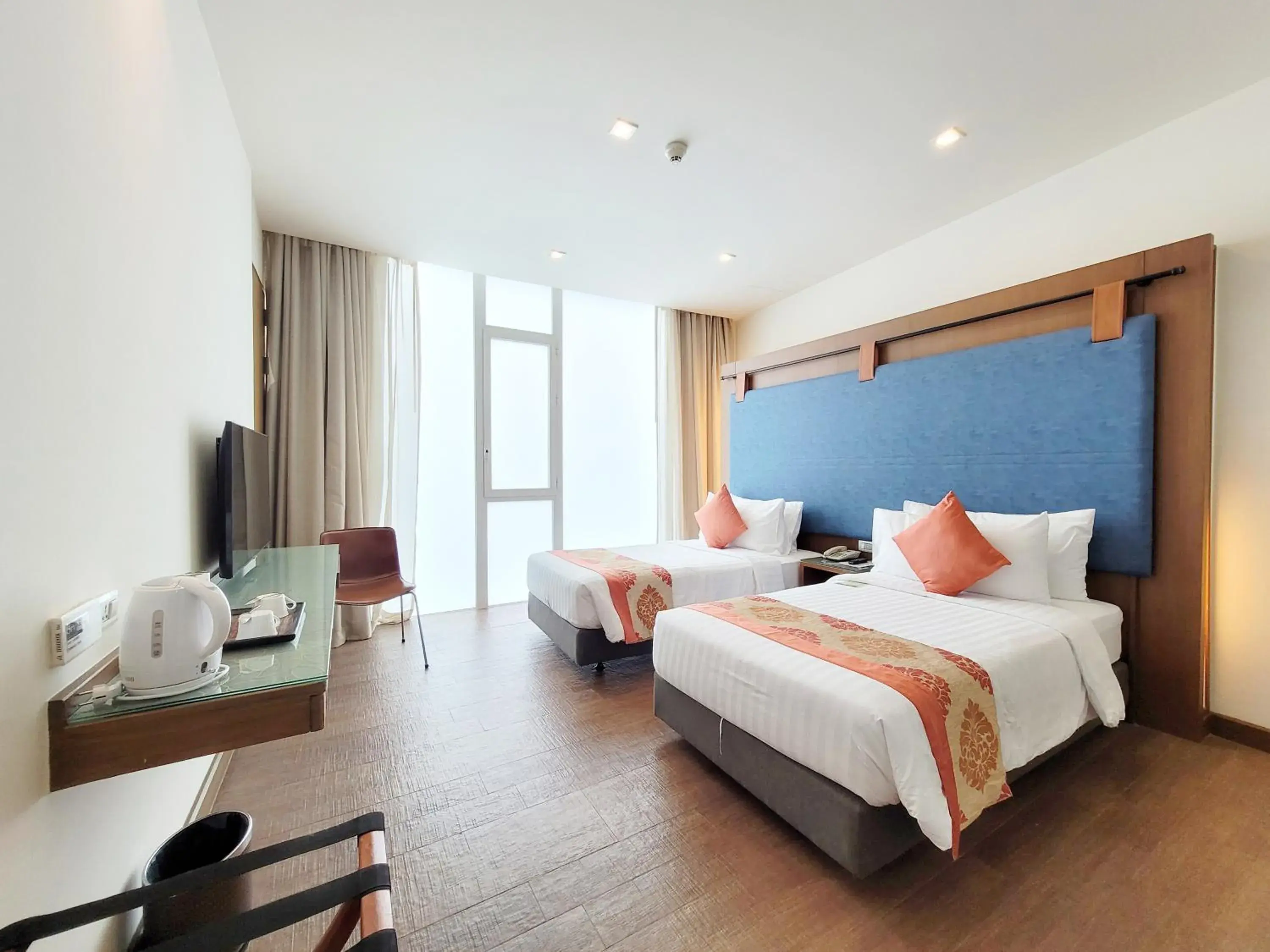 Saffron Premier Twin Room in On 8 Sukhumvit Nana Bangkok by Compass Hospitality Saffron Premier Twin Room in On 8 Sukhumvit Nana Bangkok by Compass Hospitality