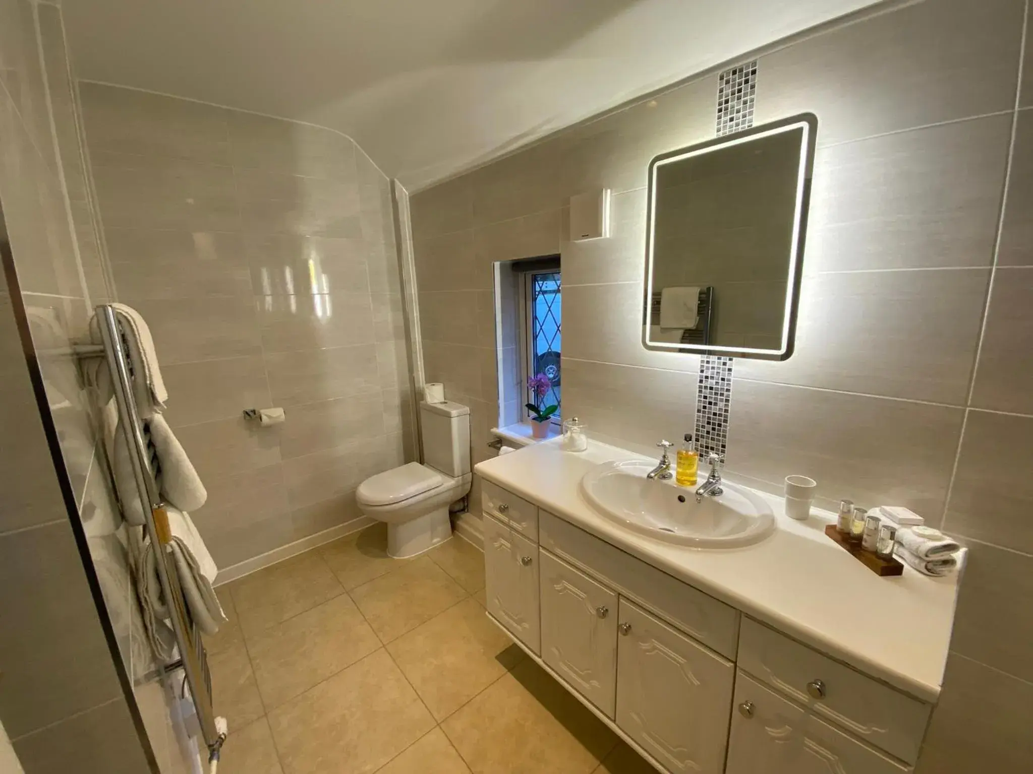 Family Room (2 Adults and 2 Children) - Number 6 in Trumbles Gatwick B&B Family Room (2 Adults and 2 Children) - Number 6 in Trumbles Gatwick B&B