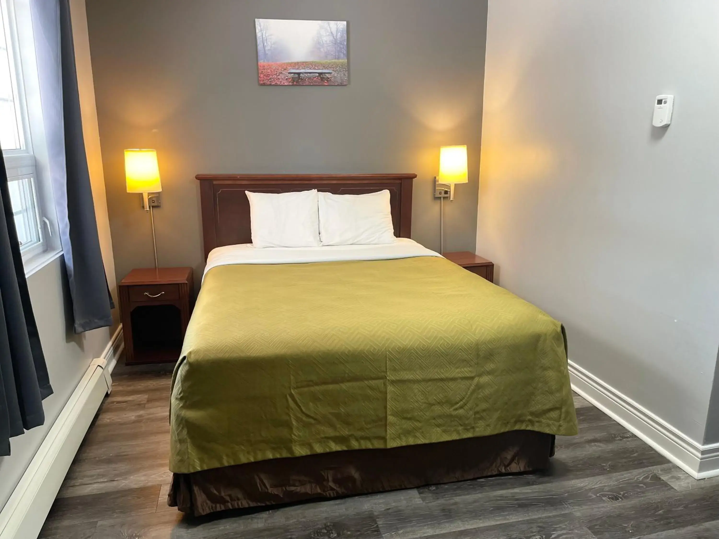 Standard Queen Room in North Bay Inn Standard Queen Room in North Bay Inn