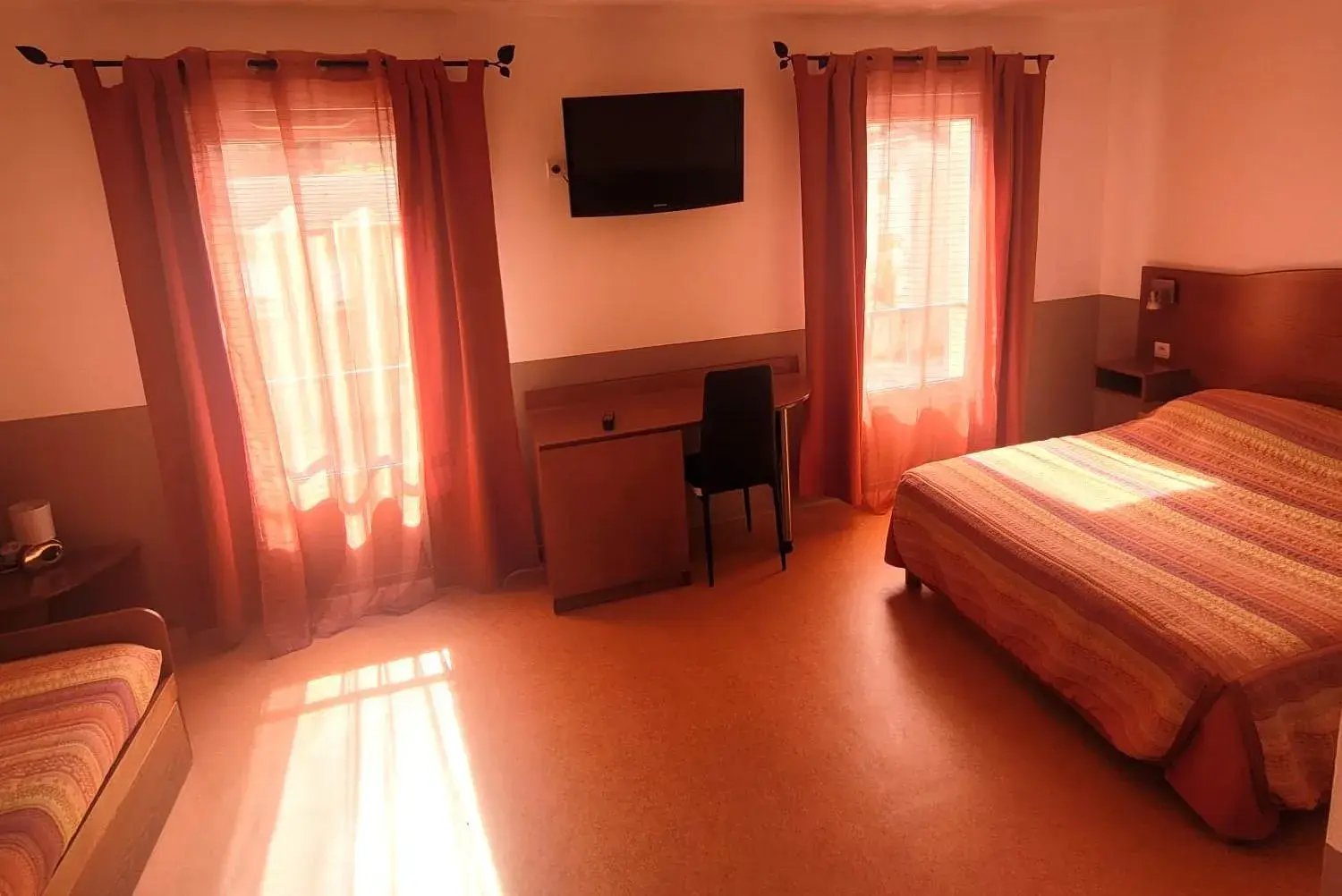 Comfort double or triple room in Hôtel de l'Orb Comfort double or triple room in Hôtel de l'Orb