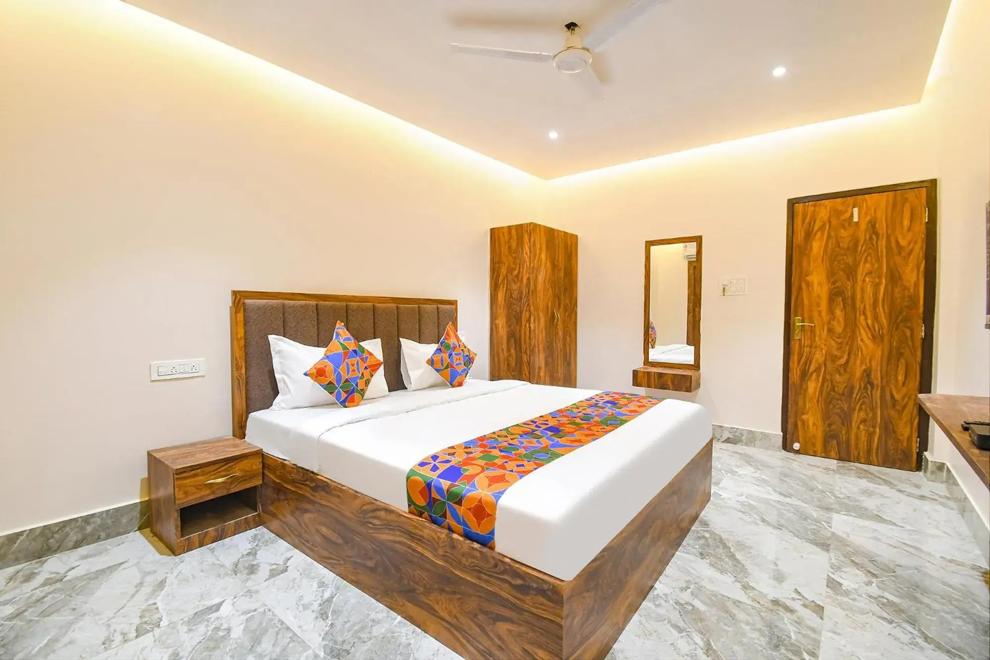 Deluxe Room - single occupancy in FabHotel Golden Suites - Nr Park Circus 7 point Deluxe Room - single occupancy in FabHotel Golden Suites - Nr Park Circus 7 point