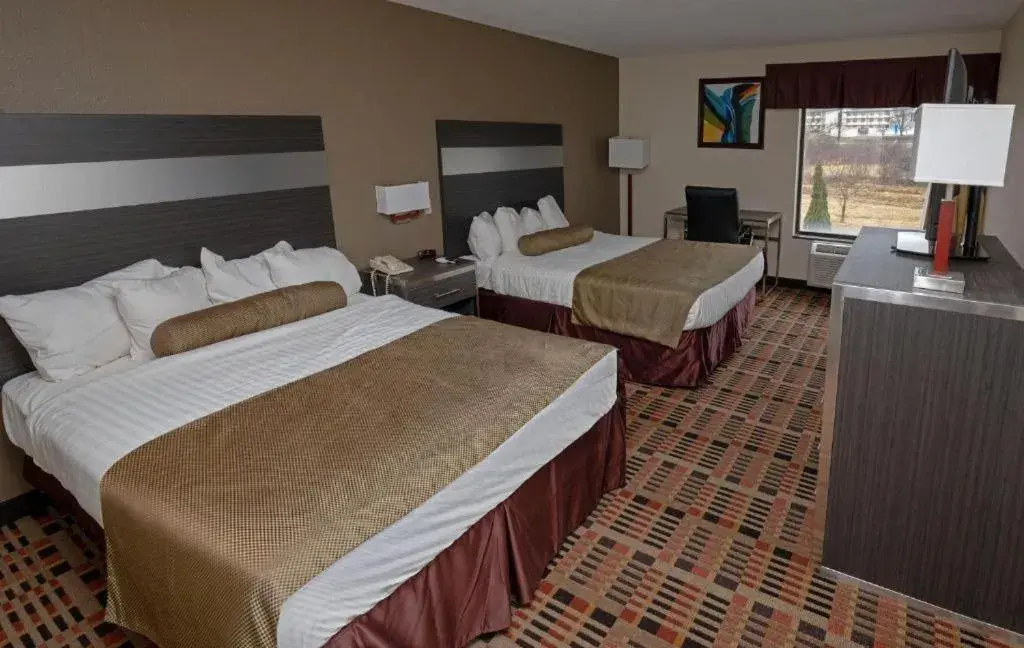 Queen Room with Two Queen Beds - Non-Smoking in Wingate by Wyndham Somerset Queen Room with Two Queen Beds - Non-Smoking in Wingate by Wyndham Somerset