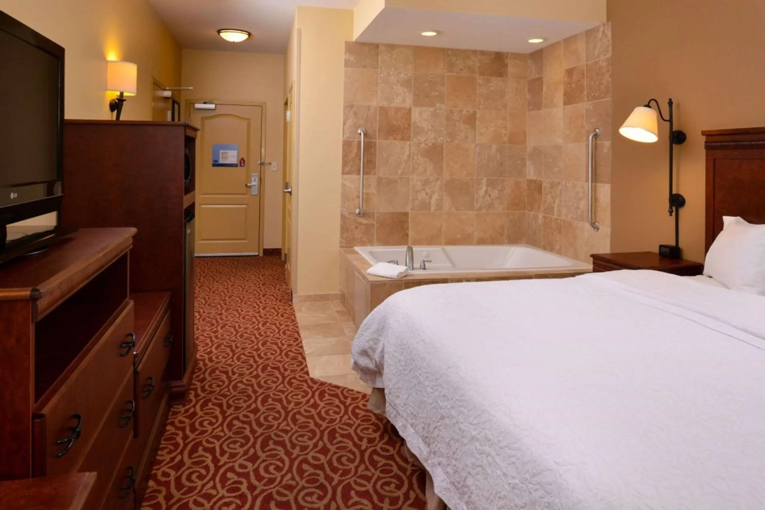 King Studio with Spa Bath - Non-Smoking in Hampton By Hilton Lincoln King Studio with Spa Bath - Non-Smoking in Hampton By Hilton Lincoln