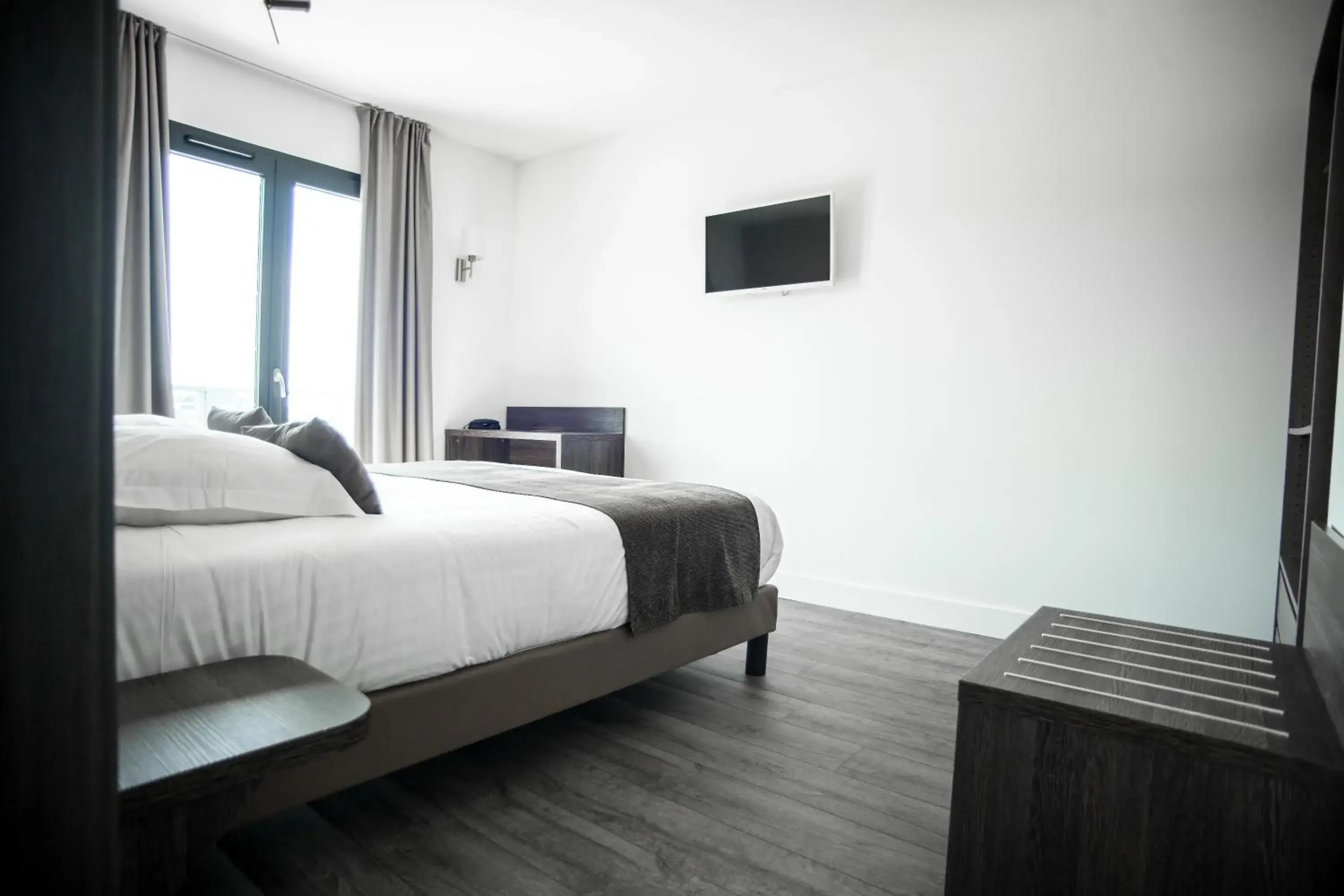 Double Room - single occupancy - Disability Access in Hotel Les Galets Double Room - single occupancy - Disability Access in Hotel Les Galets