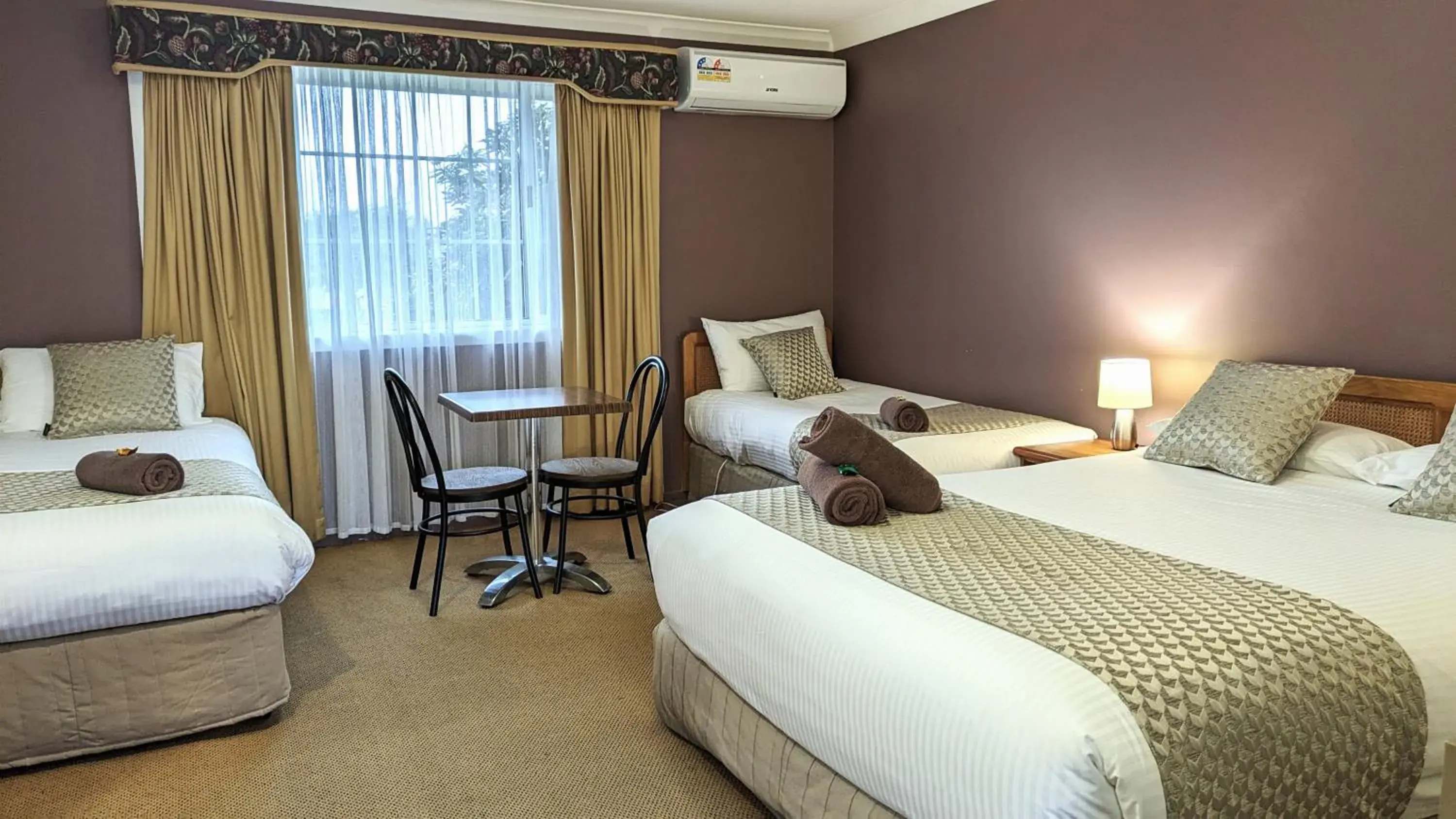 Queen and 2 Singles in Highlands Motor Inn Queen and 2 Singles in Highlands Motor Inn