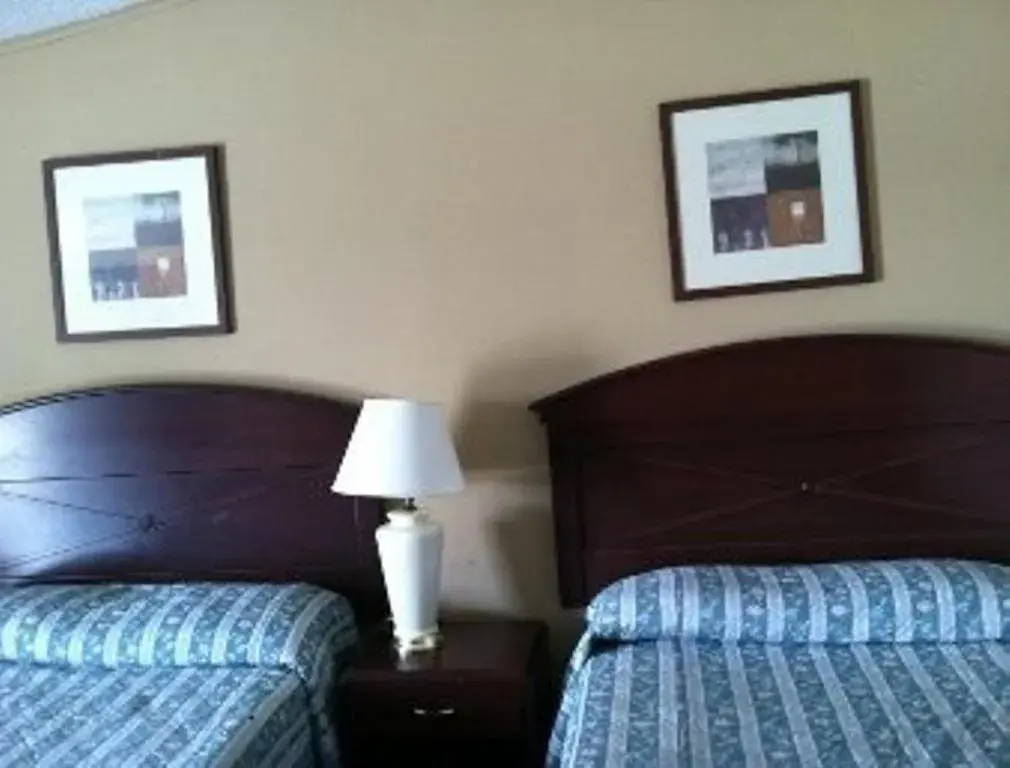 Double Room with Two Double Beds - Smoking in Express Inn Thomson Double Room with Two Double Beds - Smoking in Express Inn Thomson