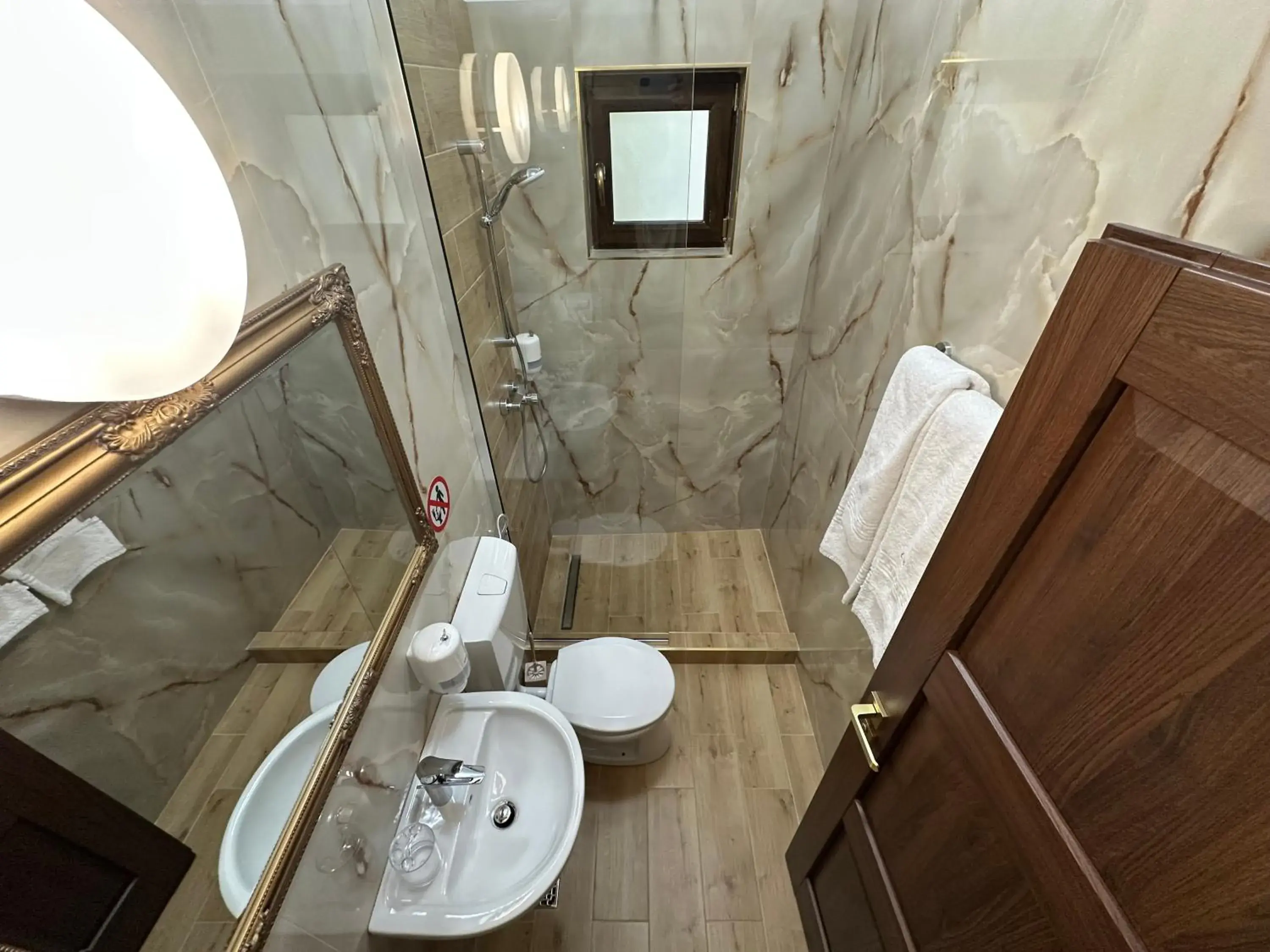 Triple Room with Balcony in Casa Maria Arges Triple Room with Balcony in Casa Maria Arges