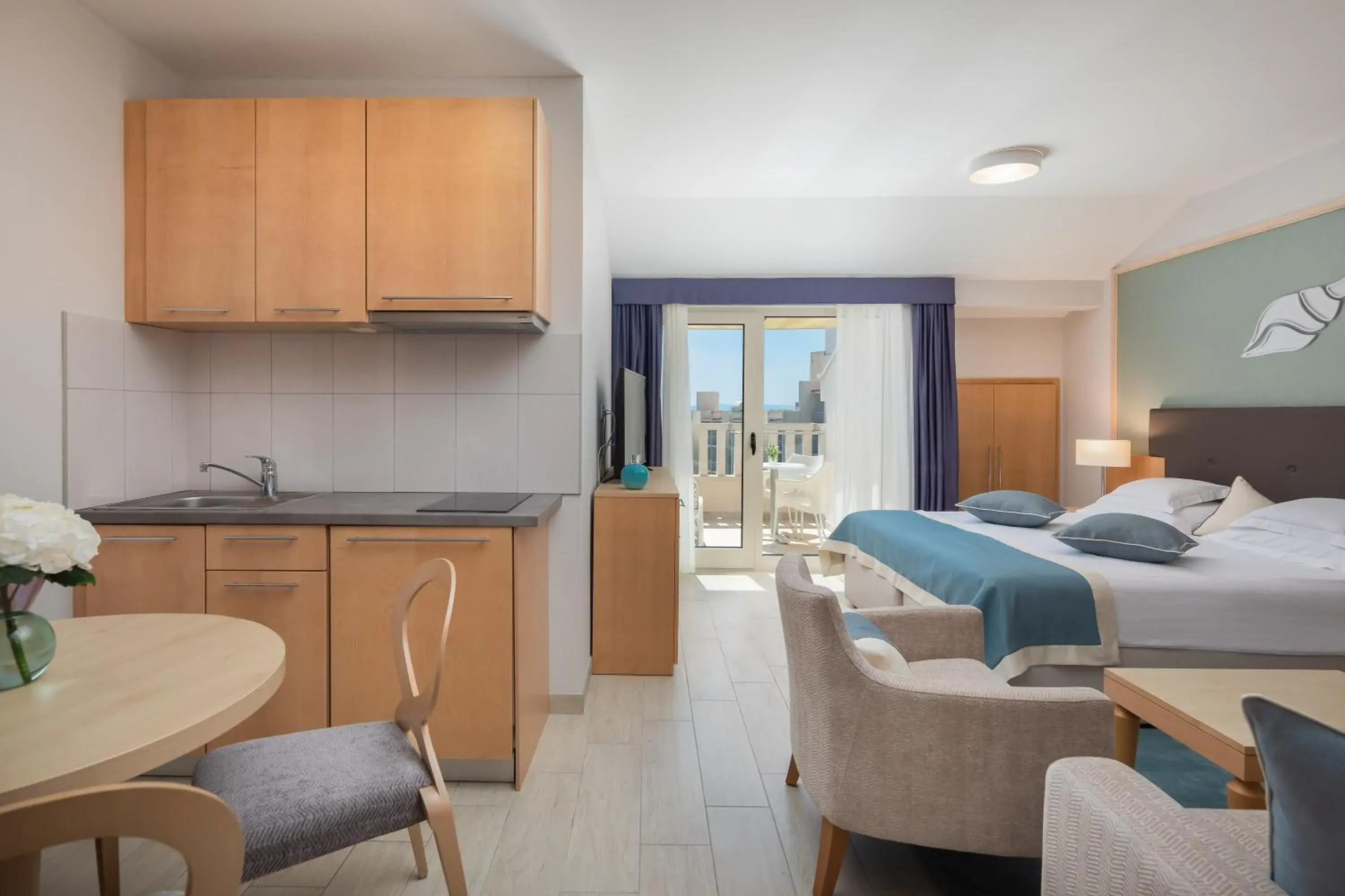 Studio Apartment with Sea View in Aparthotel Flora Studio Apartment with Sea View in Aparthotel Flora