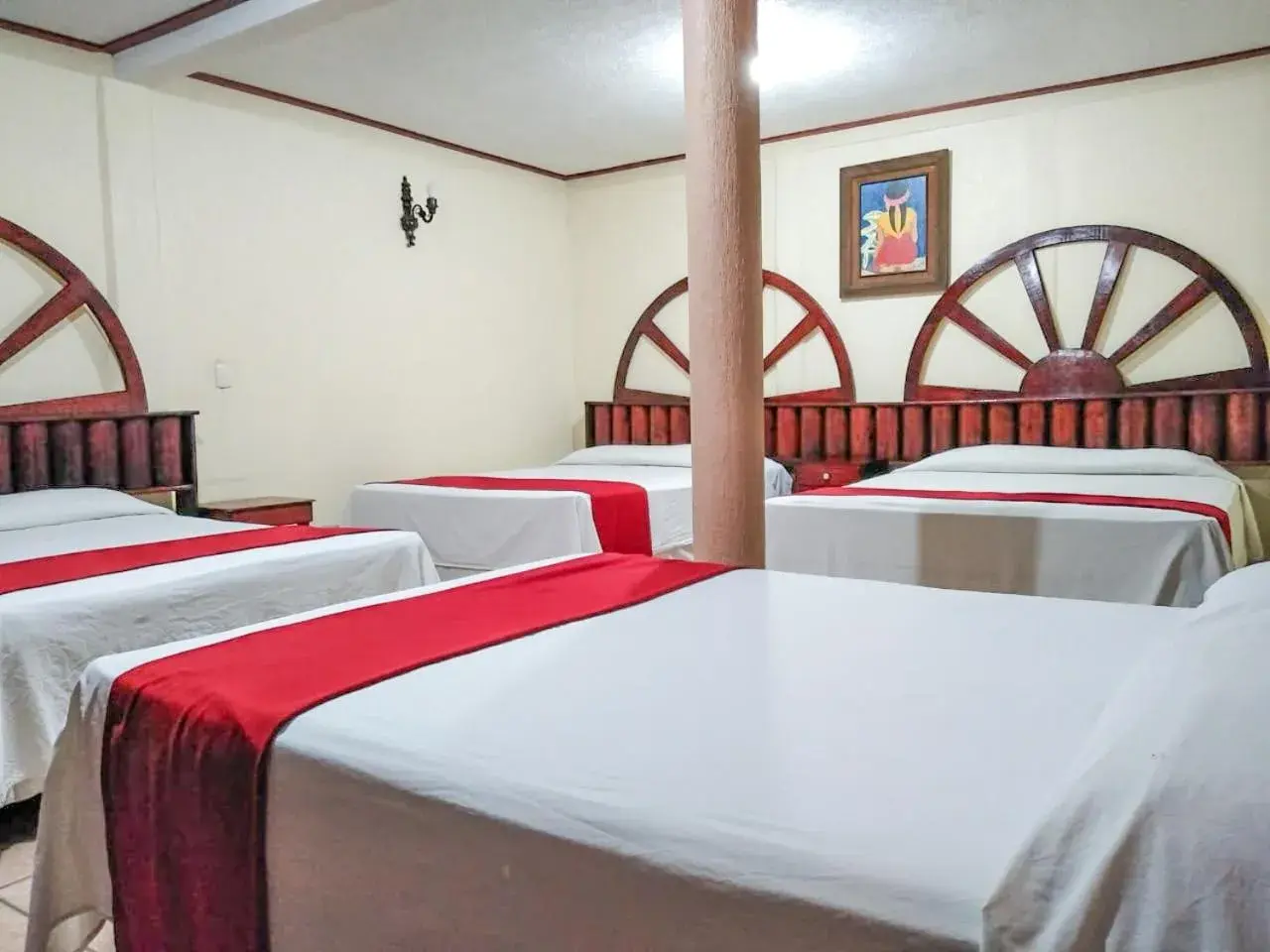 Standard Quadruple Room in Hotel Esmeralda Standard Quadruple Room in Hotel Esmeralda